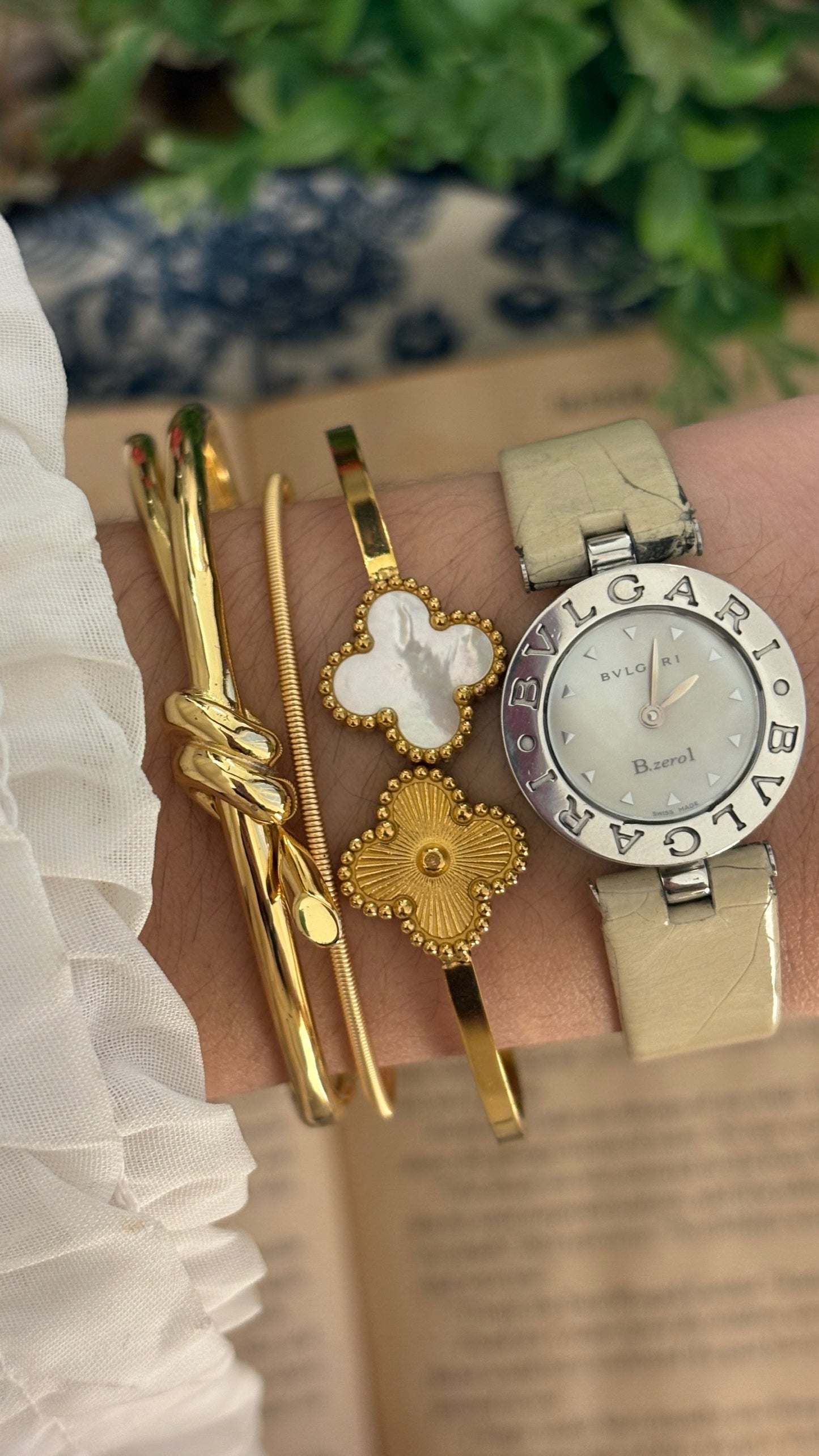 Extremely Rare Boxed Vintage Bvlgari Swiss Mother of Pearl Dial Engraved Bezel Watch in White Leather Silver Tone Quartz