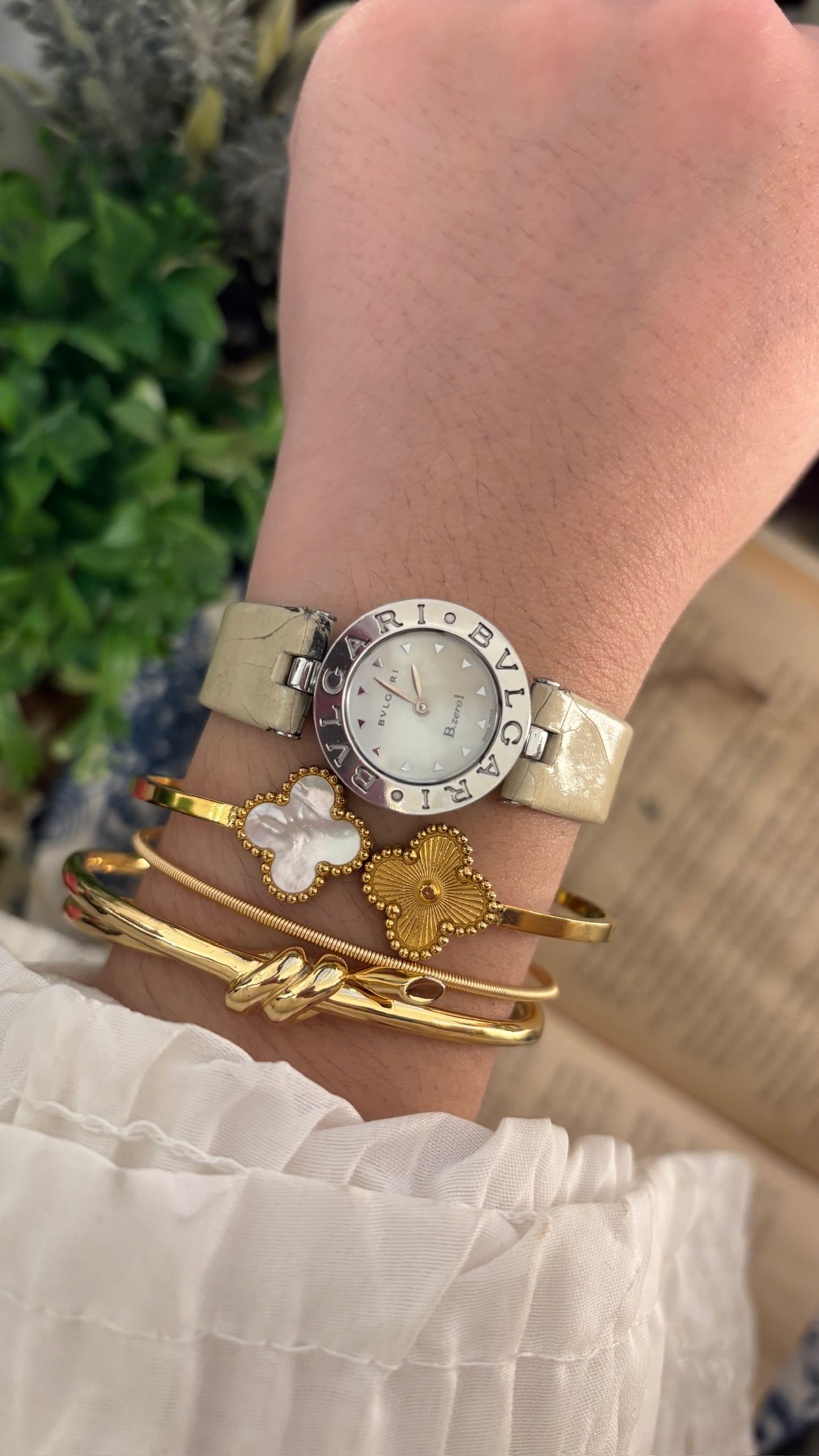 Extremely Rare Boxed Vintage Bvlgari Swiss Mother of Pearl Dial Engraved Bezel Watch in White Leather Silver Tone Quartz