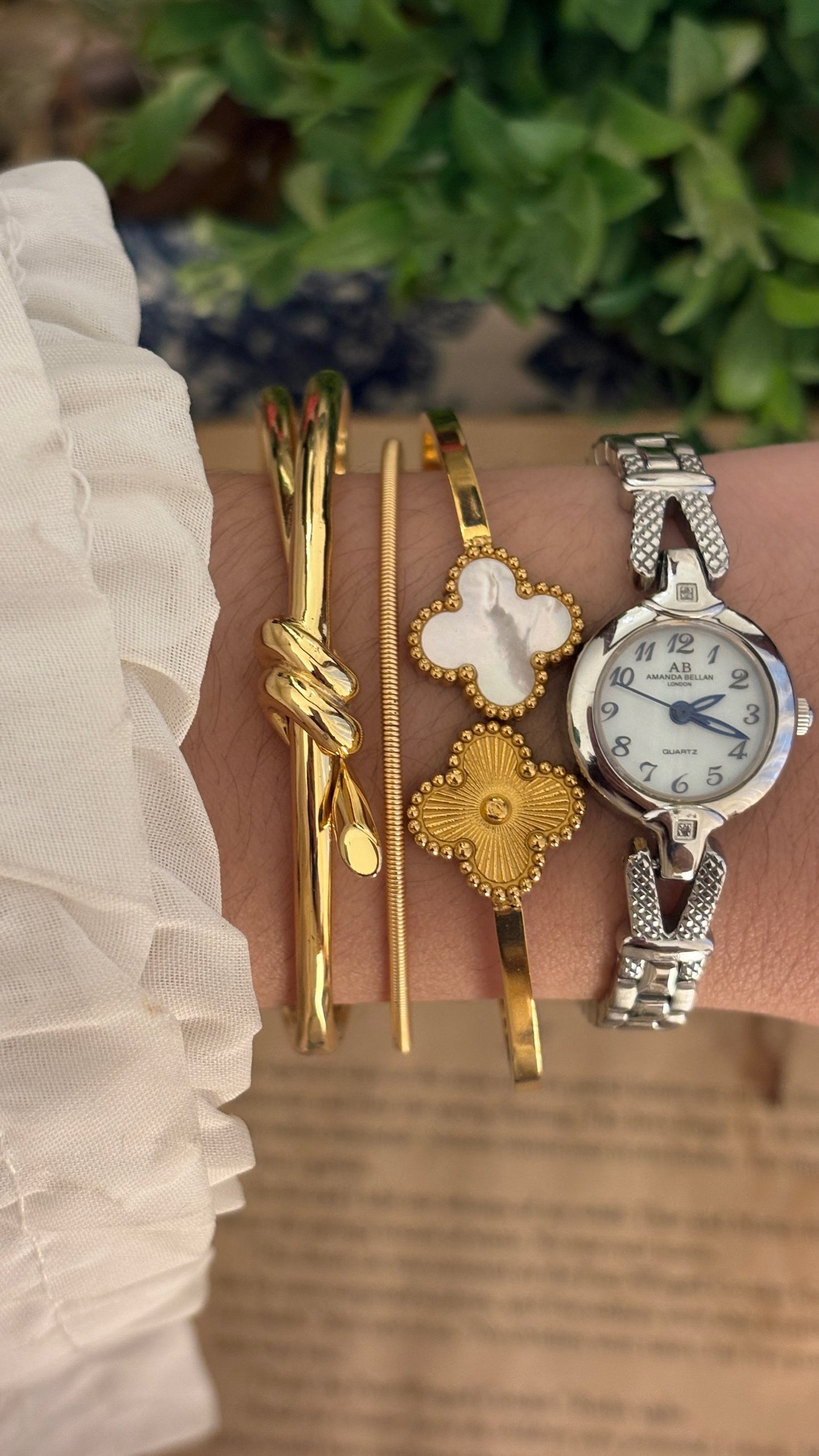 Rare Boxed Vintage Amanda Bellan Mother of Pearl Bracelet Watch in Silver Tone Quartz