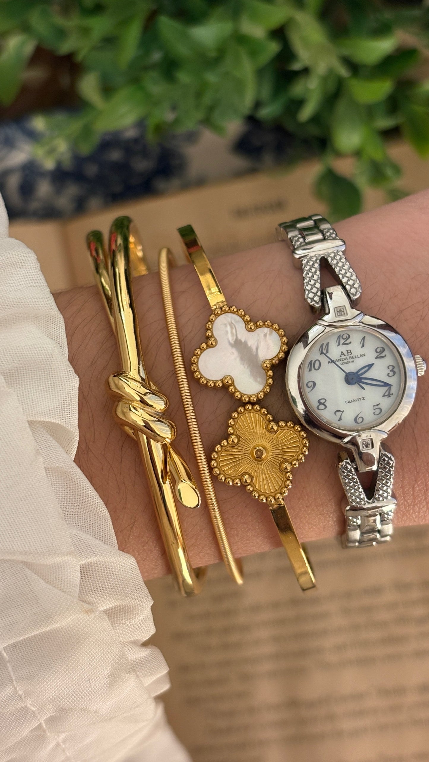 Rare Boxed Vintage Amanda Bellan Mother of Pearl Bracelet Watch in Silver Tone Quartz
