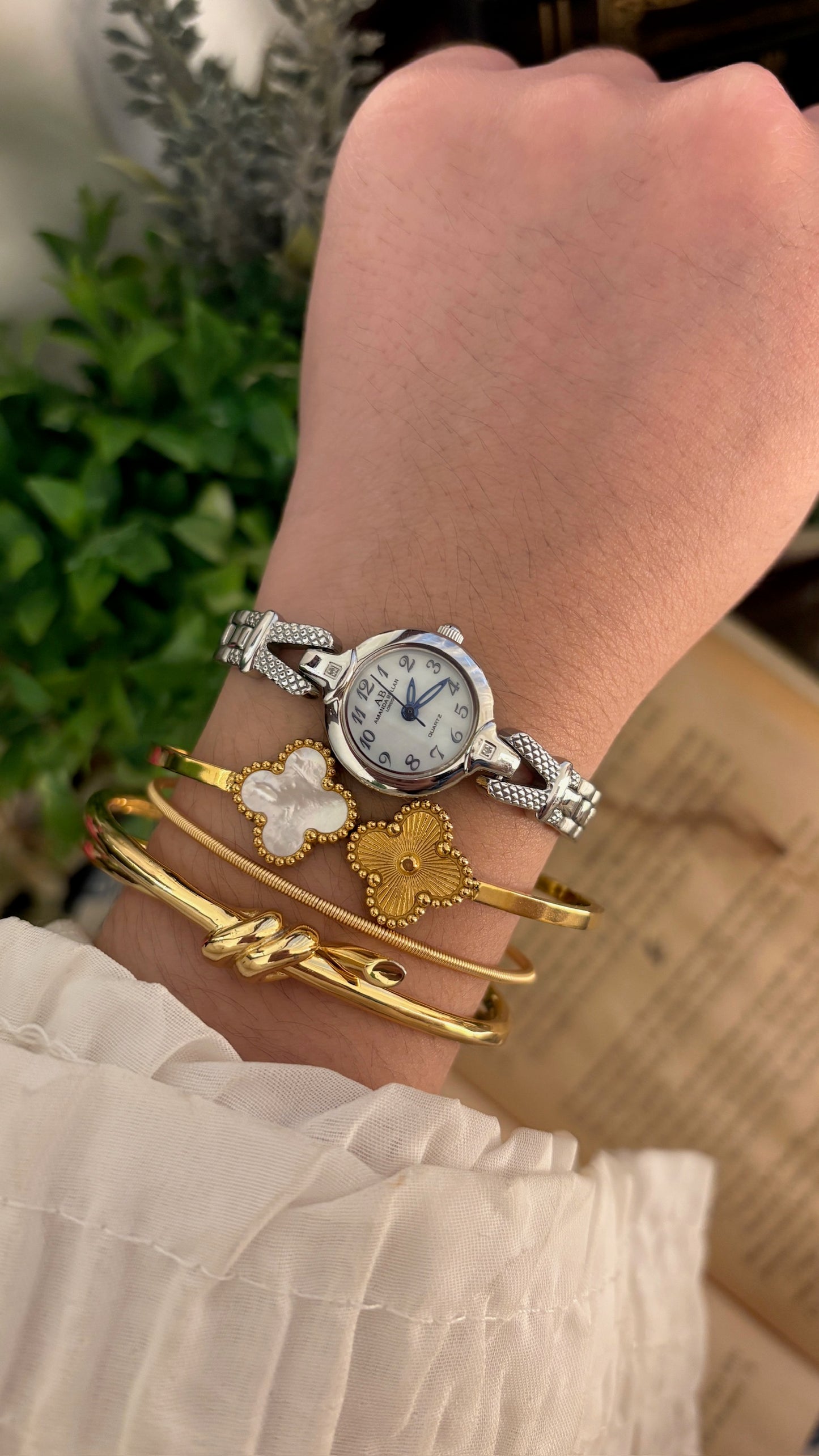 Rare Boxed Vintage Amanda Bellan Mother of Pearl Bracelet Watch in Silver Tone Quartz