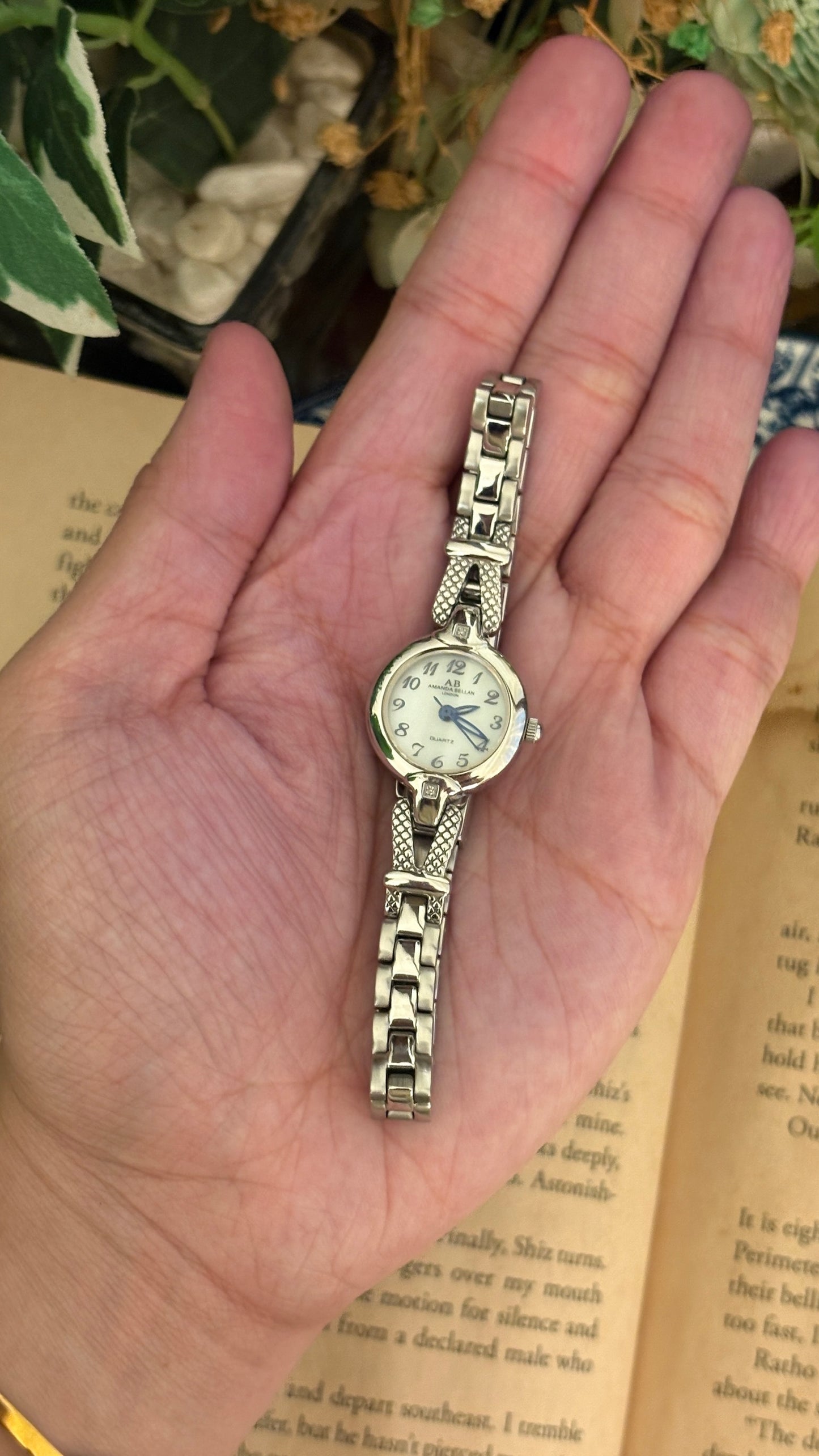 Rare Boxed Vintage Amanda Bellan Mother of Pearl Bracelet Watch in Silver Tone Quartz