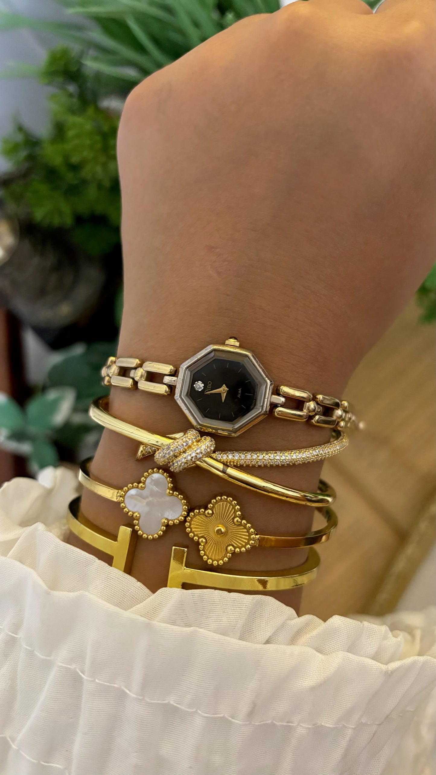 Vintage Alba Pino Black Dial Bracelet Watch in Gold Tone Quartz