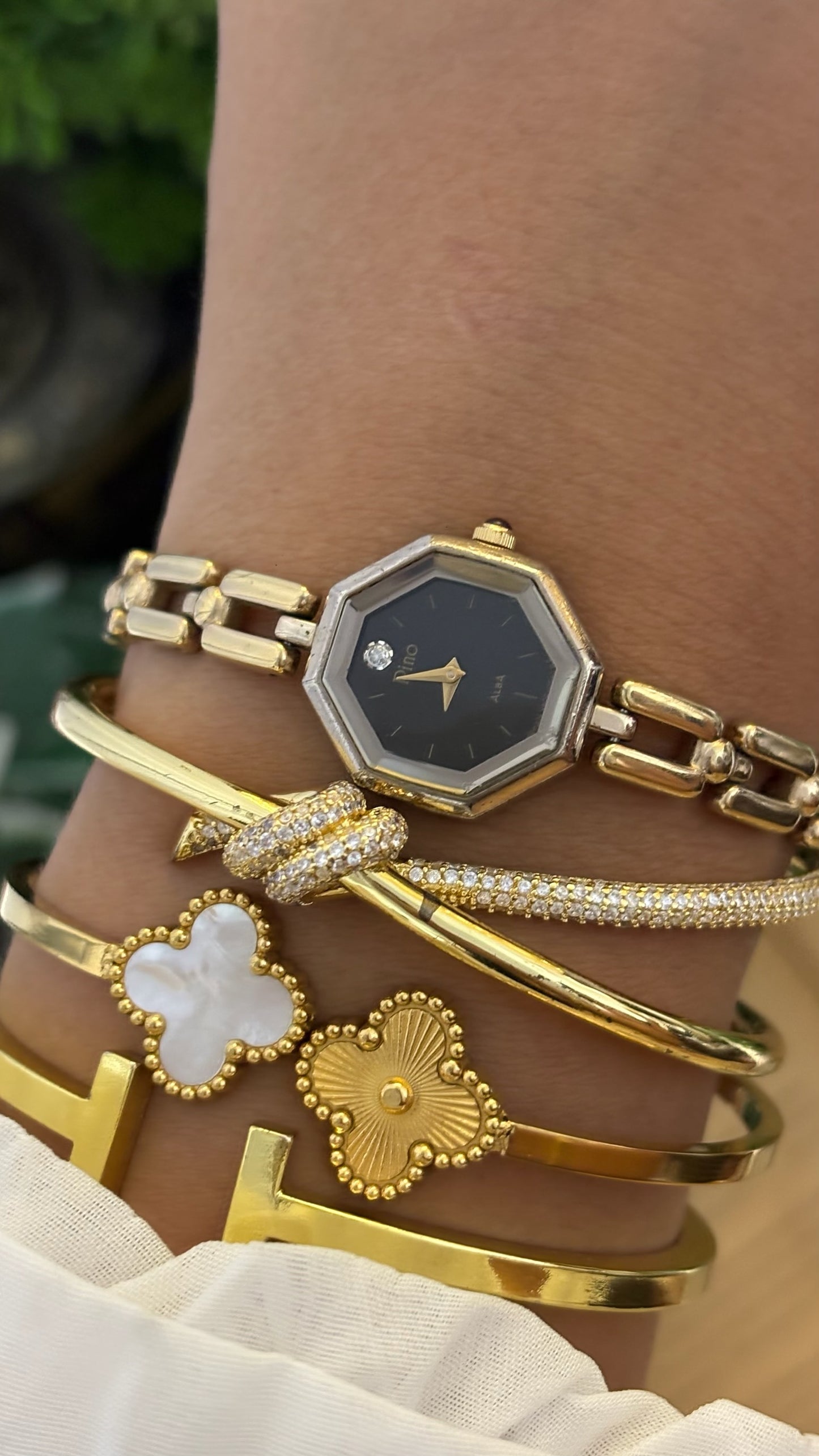 Vintage Alba Pino Black Dial Bracelet Watch in Gold Tone Quartz