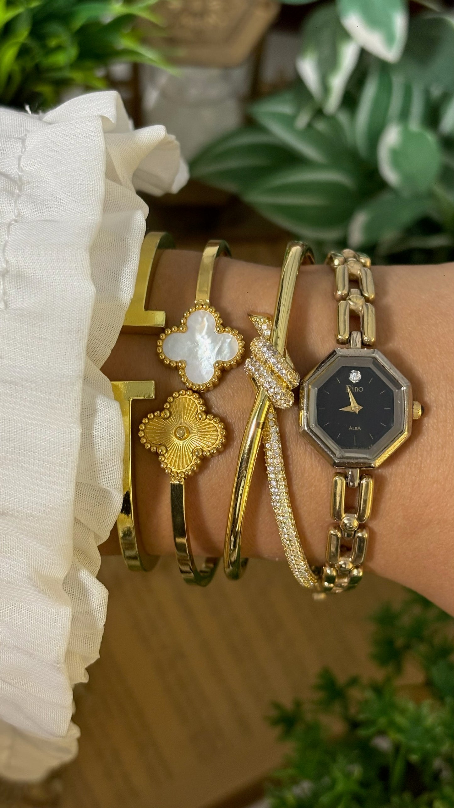 Vintage Alba Pino Black Dial Bracelet Watch in Gold Tone Quartz