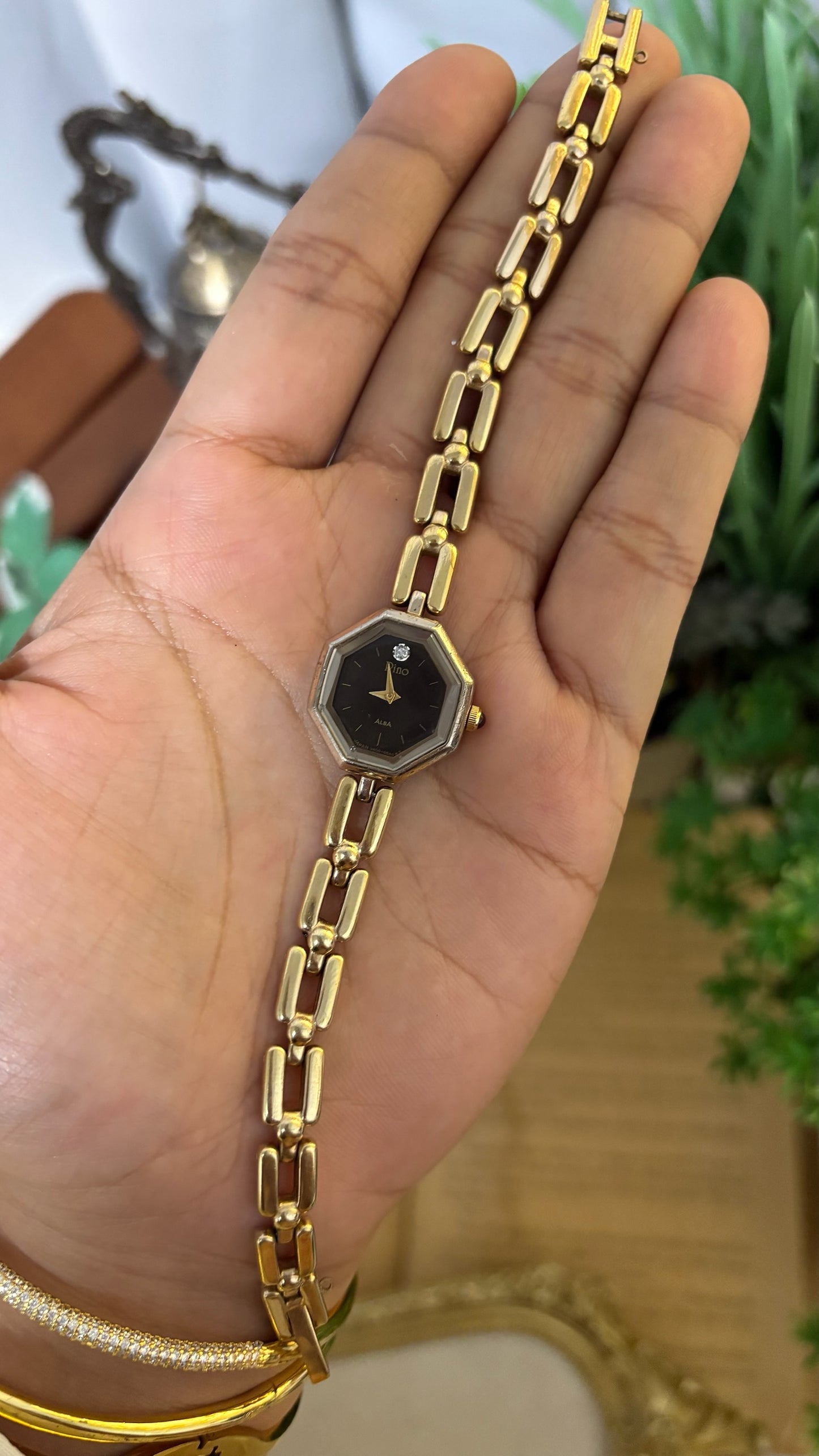 Vintage Alba Pino Black Dial Bracelet Watch in Gold Tone Quartz