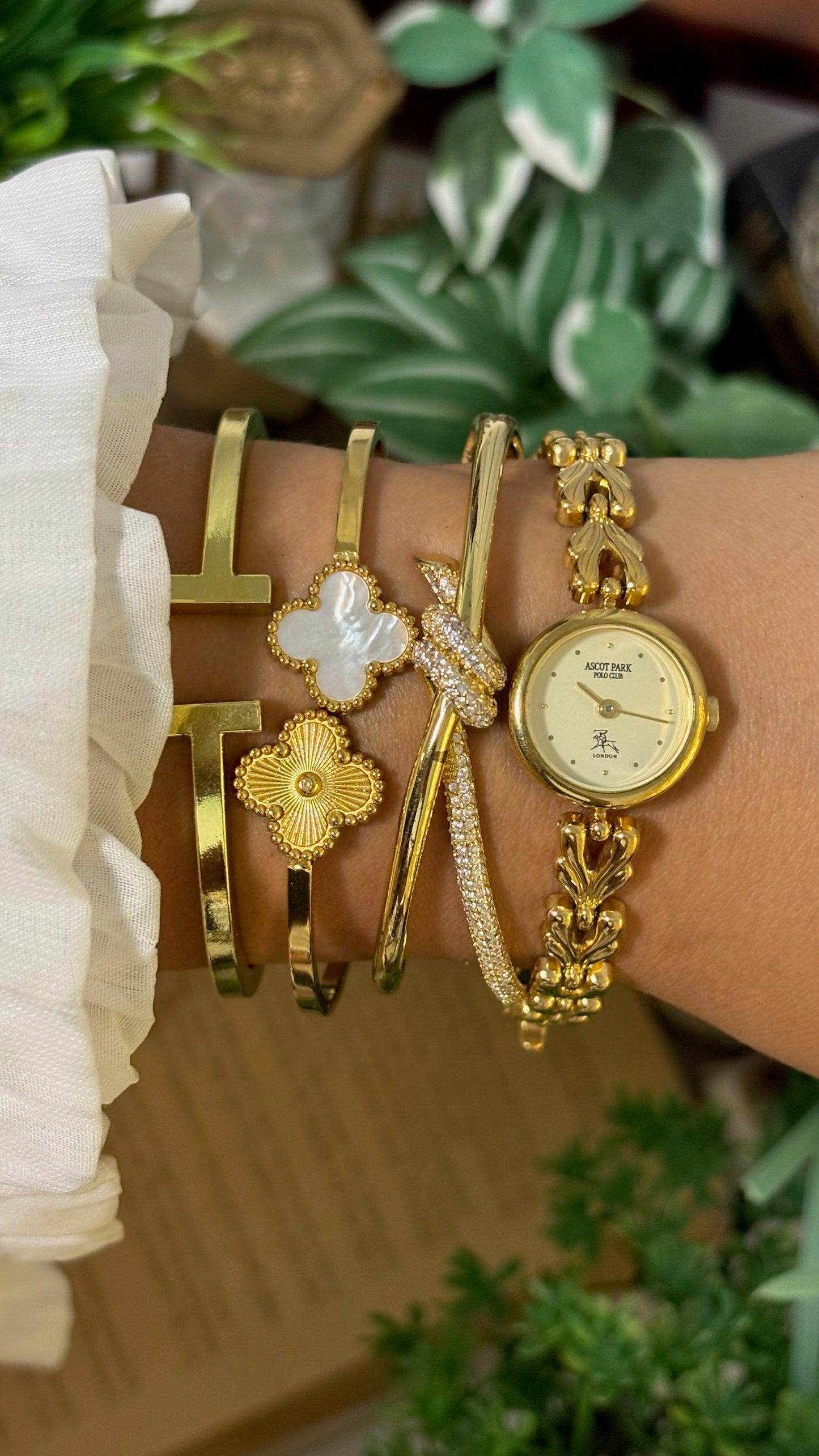 Vintage Ascott Park Leaf Motif Bracelet Watch in Gold Tone Quartz