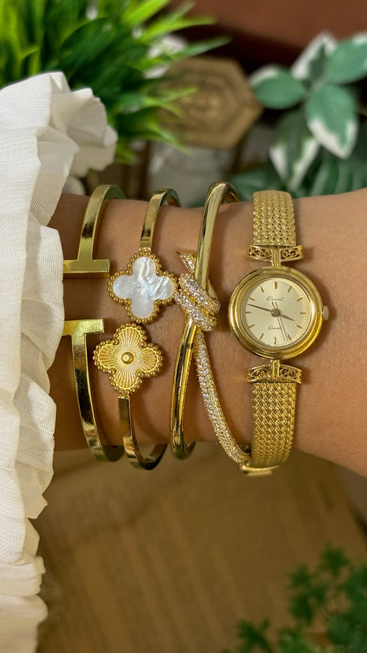 Dainty Vintage Orient Mesh Strap Watch in Gold Tone Quartz