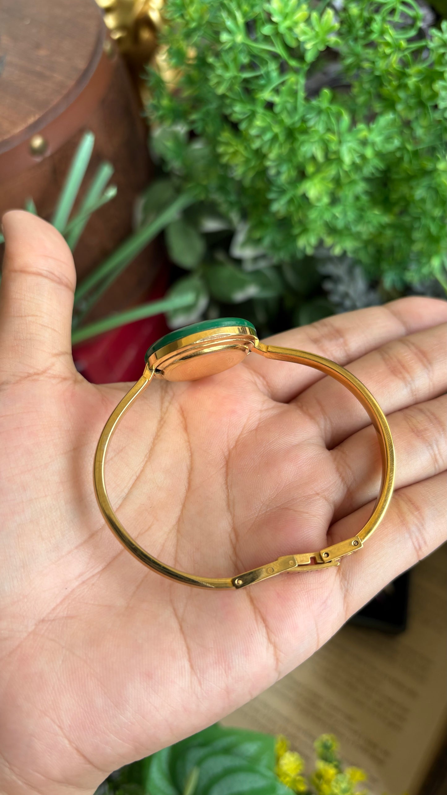 Vintage Gucci 1100L Interchangeable Bezel Set Bangle Watch in Gold Tone Comes With Rare VIP Velvet Box and Metal Gold Ring
