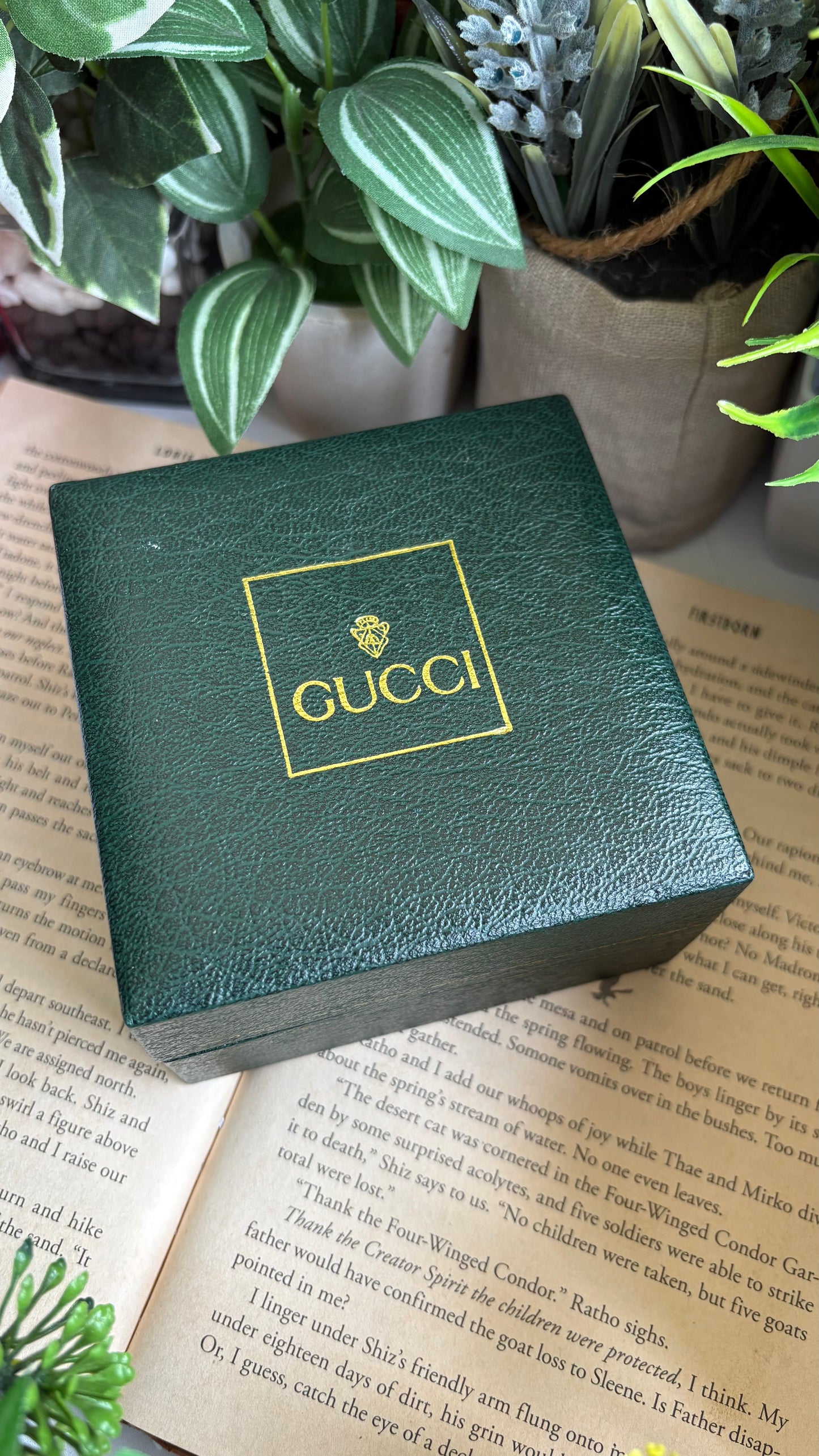 Vintage Gucci 1100L Interchangeable Bezel Set Bangle Watch in Gold Tone with Authenticity Card