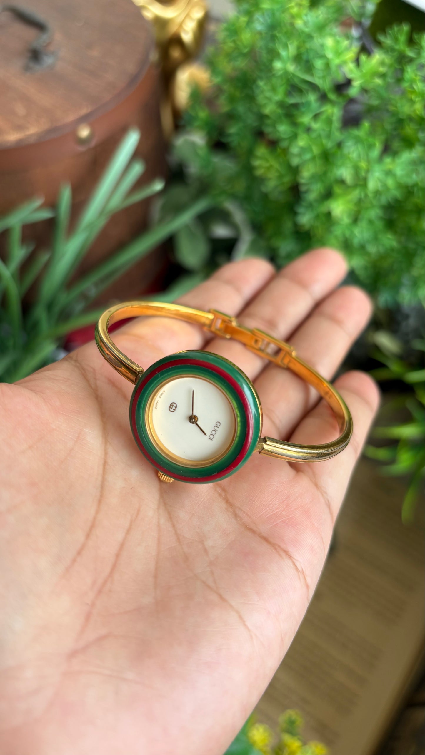 Vintage Gucci 1100L Interchangeable Bezel Set Bangle Watch in Gold Tone with Authenticity Card