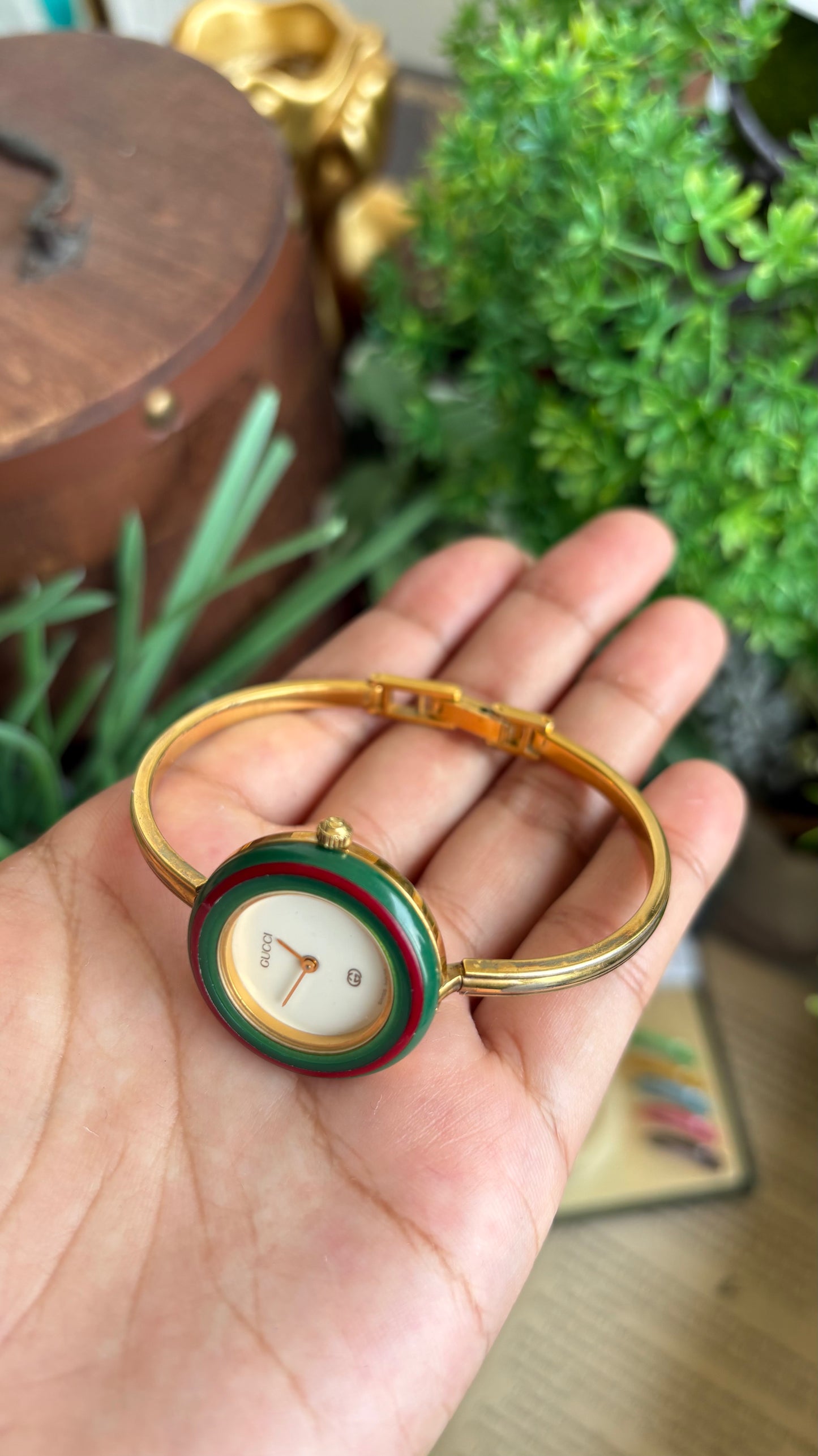 Vintage Gucci 1100L Interchangeable Bezel Set Bangle Watch in Gold Tone with Authenticity Card