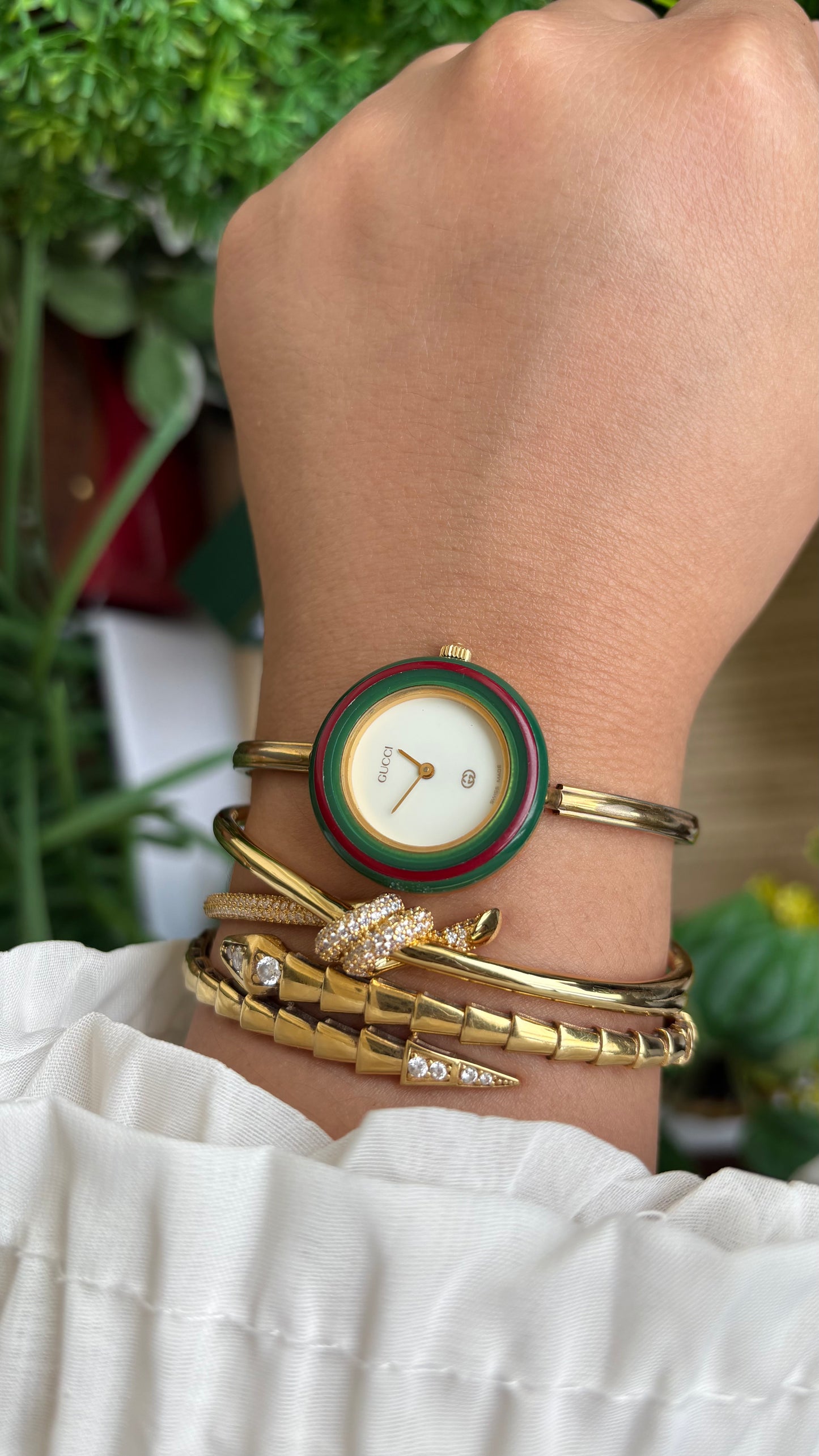 Vintage Gucci 1100L Interchangeable Bezel Set Bangle Watch in Gold Tone with Authenticity Card