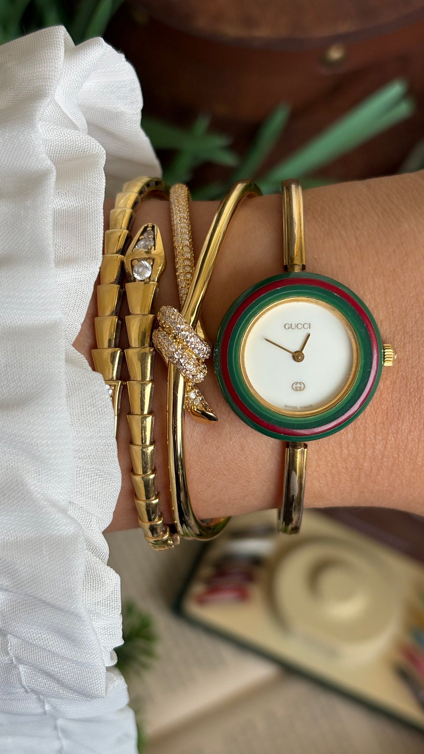 Vintage Gucci 1100L Interchangeable Bezel Set Bangle Watch in Gold Tone with Authenticity Card
