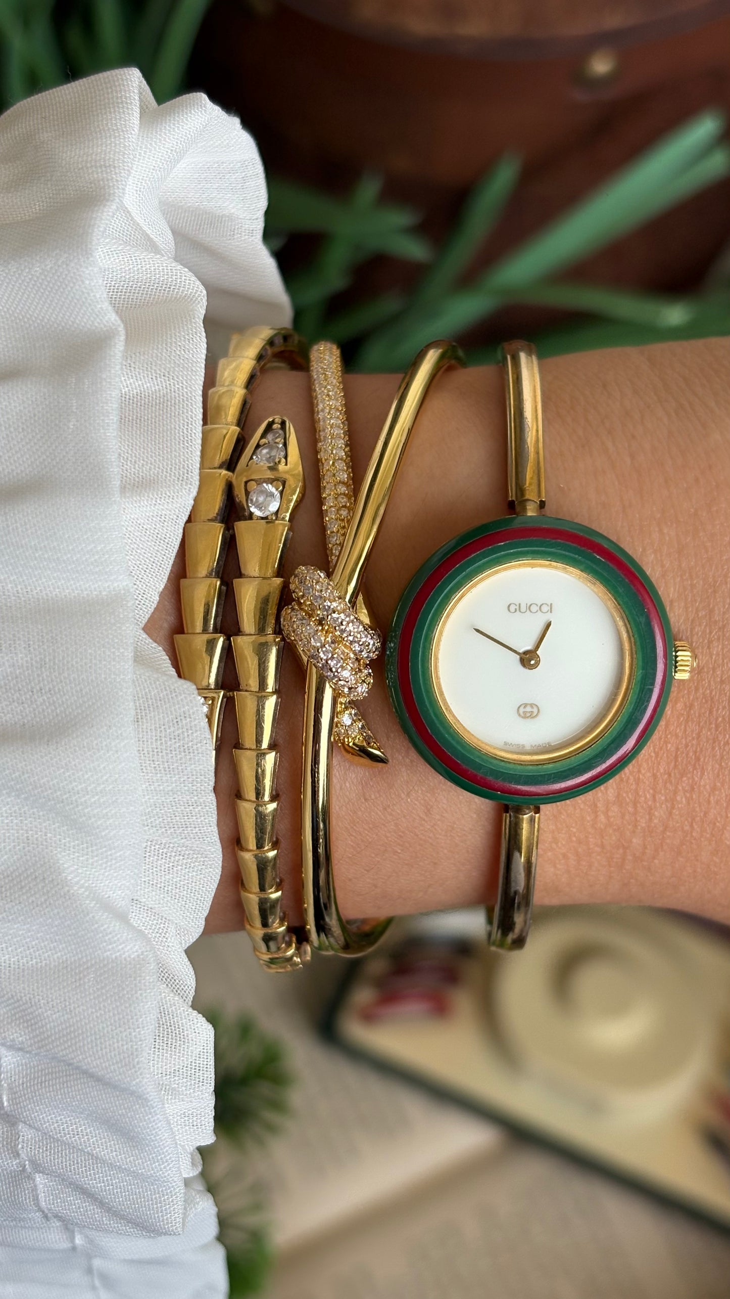 Vintage Gucci 1100L Interchangeable Bezel Set Bangle Watch in Gold Tone with Authenticity Card