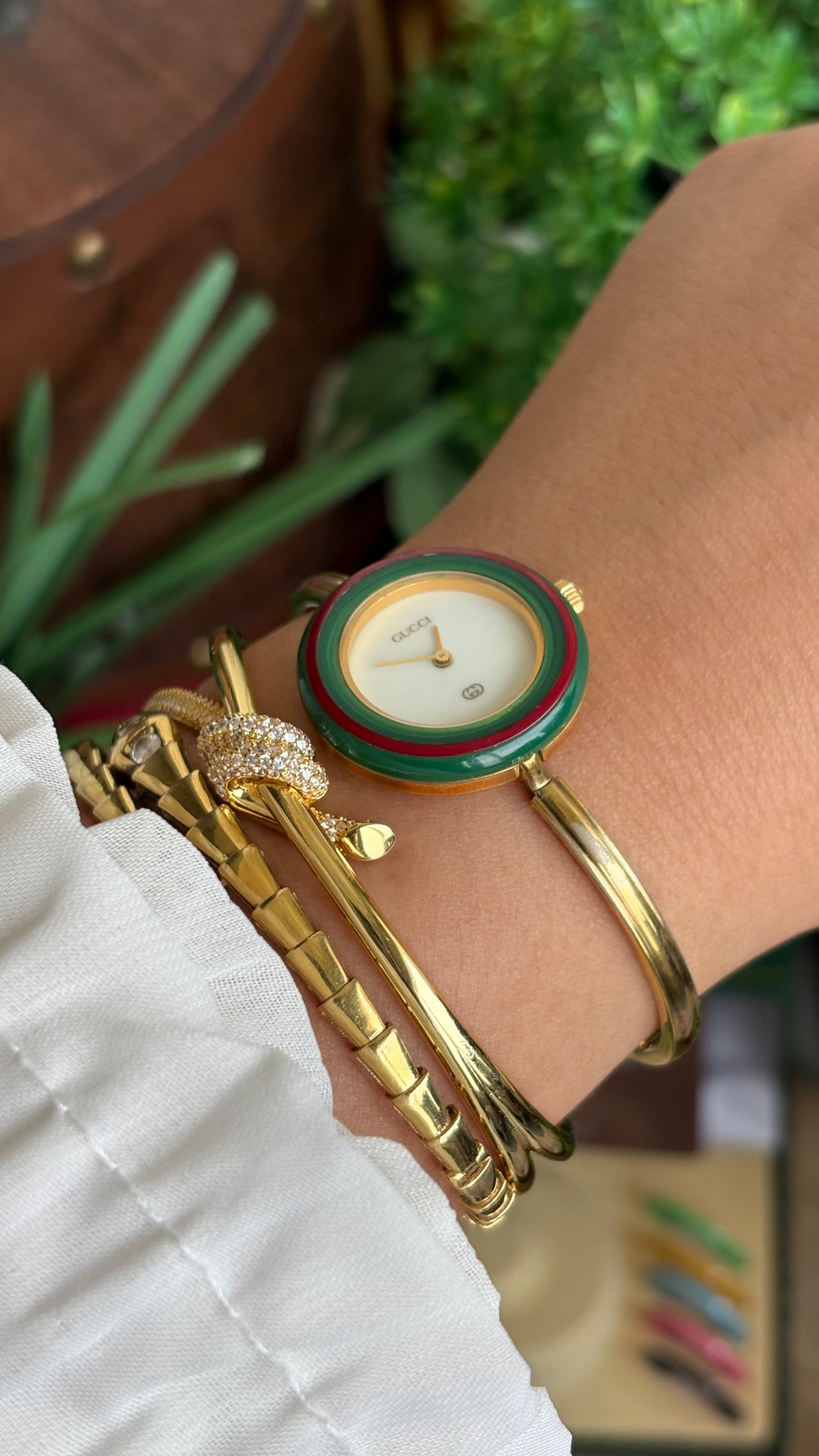 Vintage Gucci 1100L Interchangeable Bezel Set Bangle Watch in Gold Tone with Authenticity Card