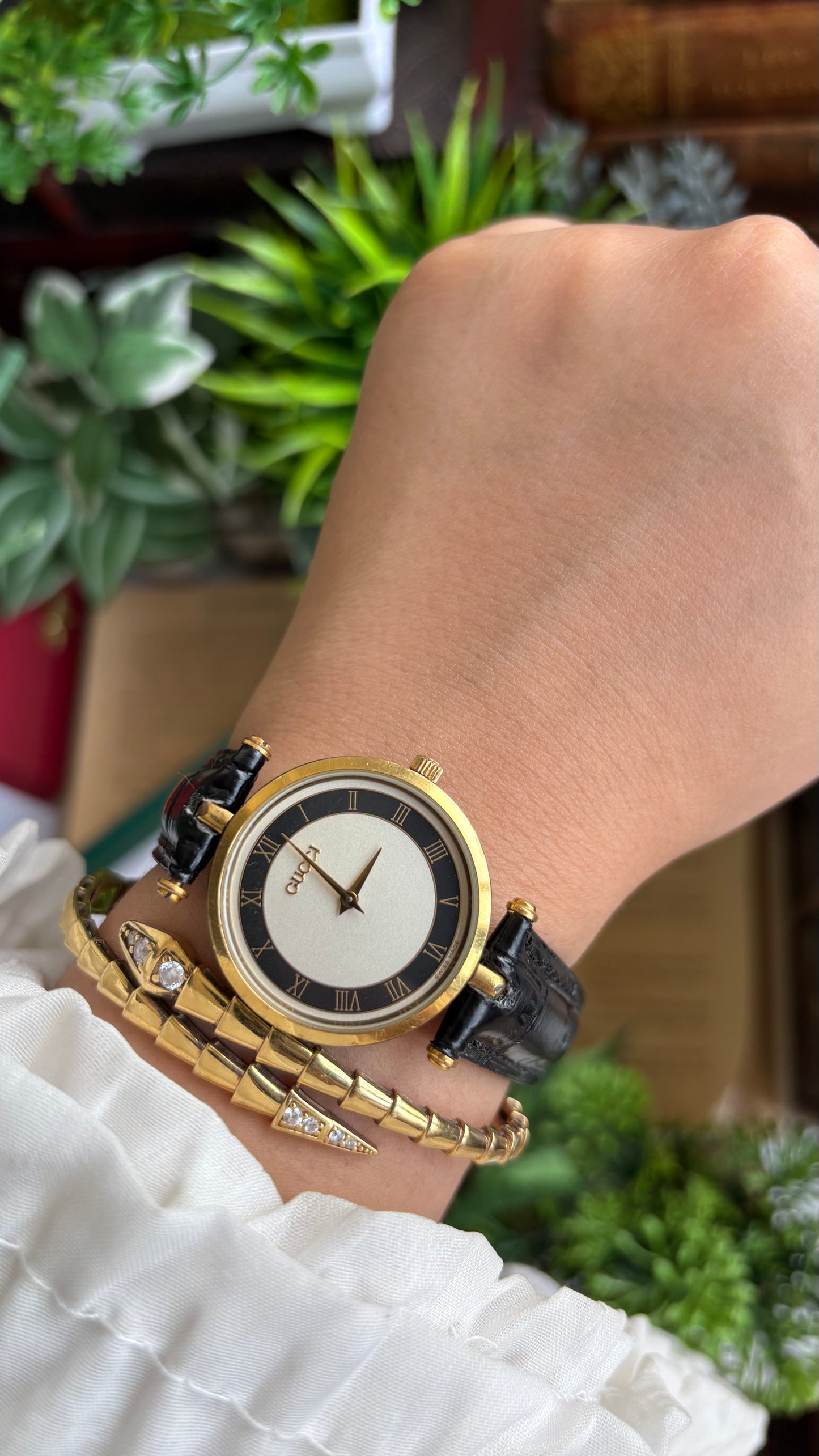 Vintage Gucci Watch in Black Leather Strap with Original Gucci Box