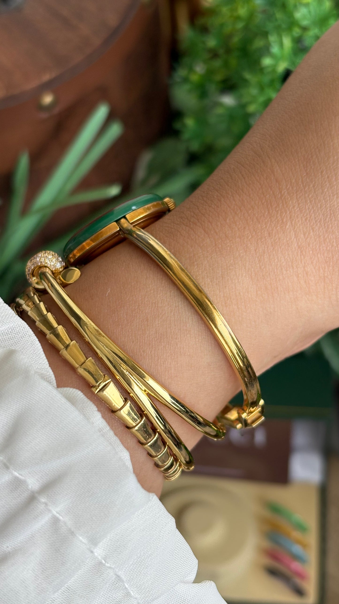 Vintage Gucci 1100L Interchangeable Bezel Set Bangle Watch in Gold Tone with Authenticity Card