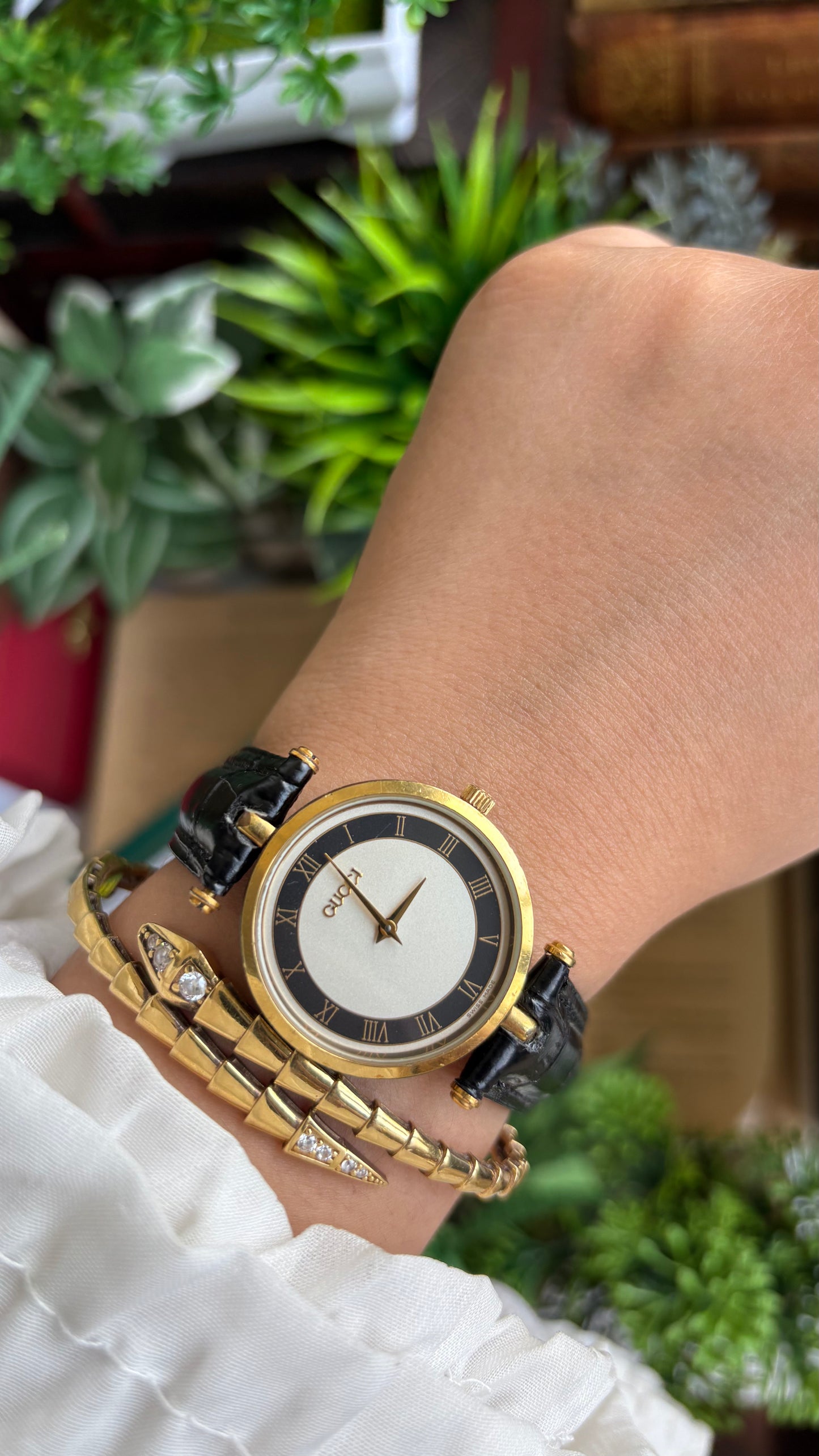 Vintage Gucci Watch in Black Leather Strap with Original Gucci Box