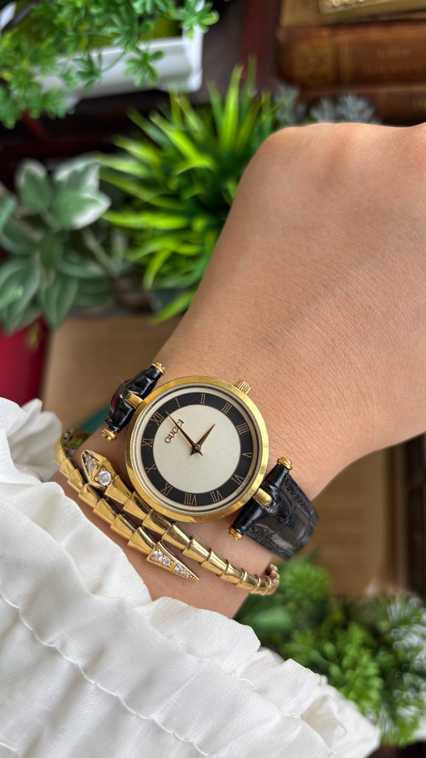 Vintage Gucci Watch in Black Leather Strap with Original Gucci Box