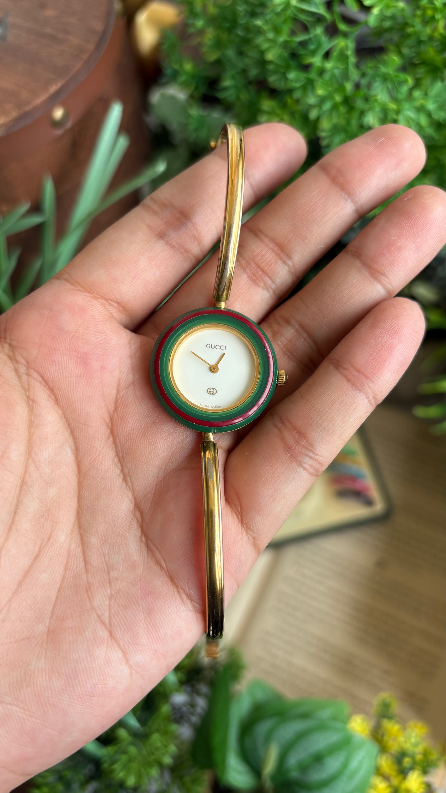 Vintage Gucci 1100L Interchangeable Bezel Set Bangle Watch in Gold Tone with Authenticity Card