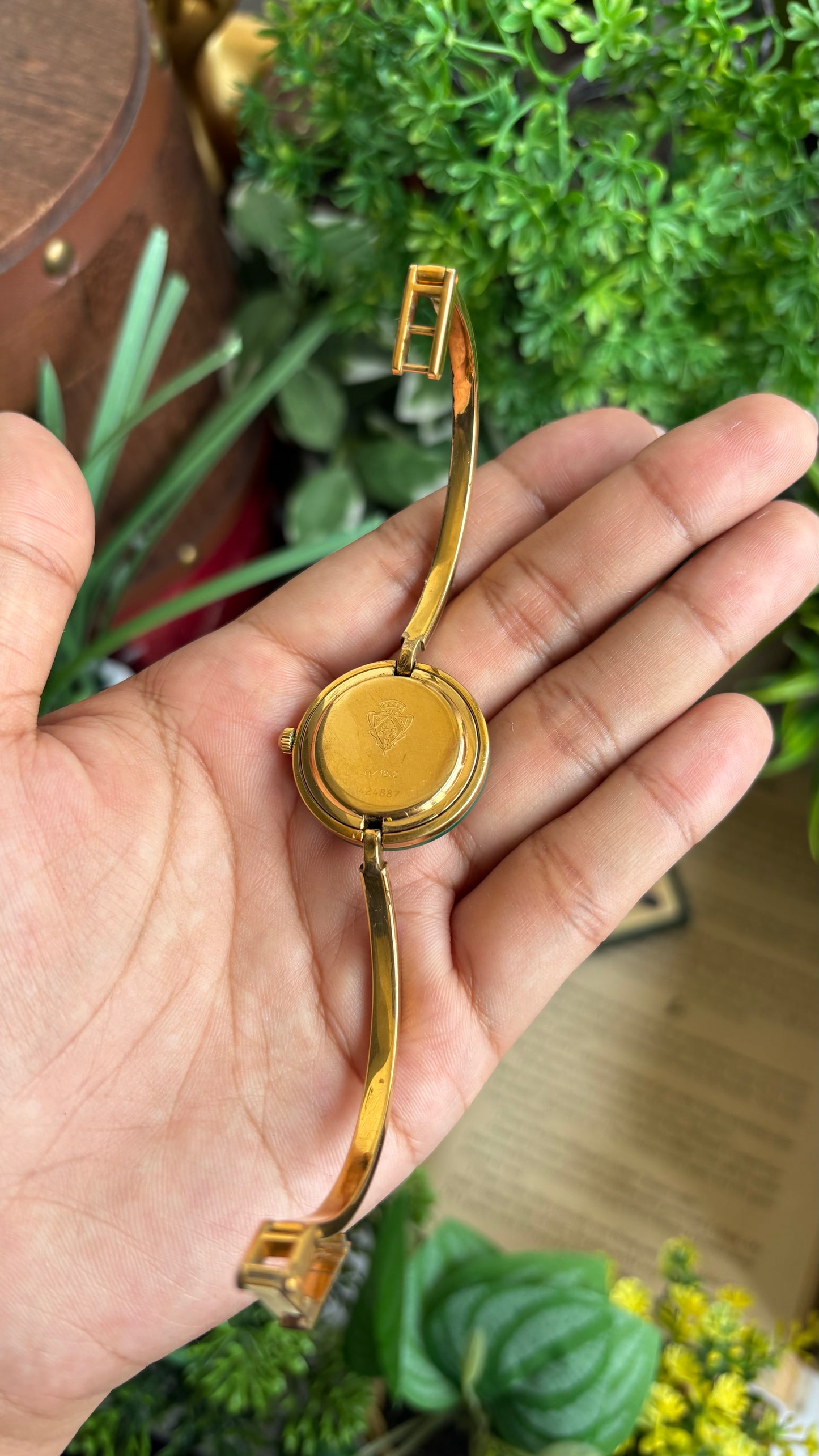 Vintage Gucci 1100L Interchangeable Bezel Set Bangle Watch in Gold Tone with Authenticity Card