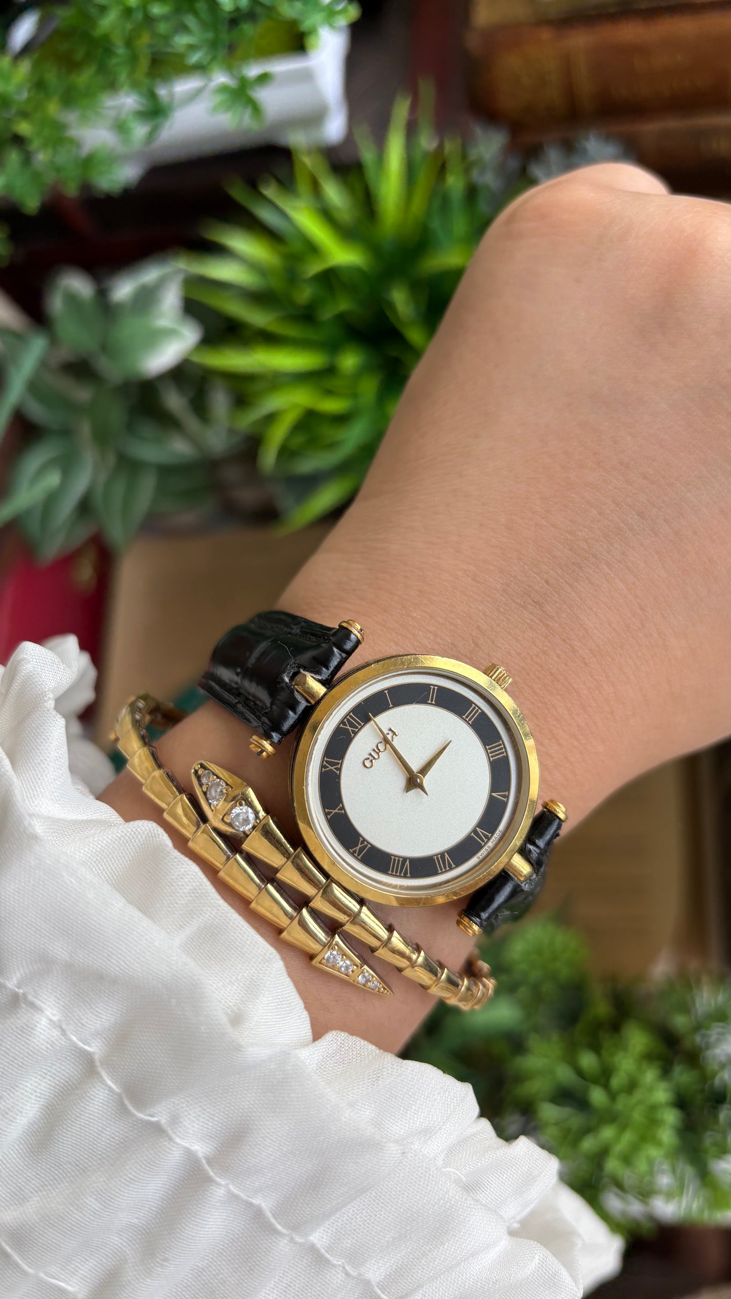 Vintage Gucci Watch in Black Leather Strap with Original Gucci Box