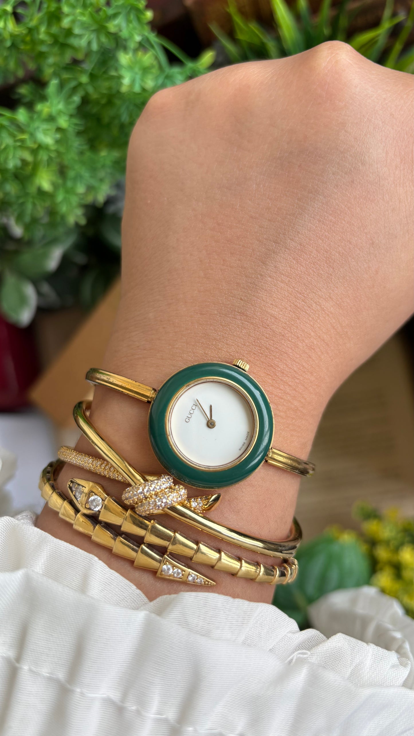 Vintage Gucci 1100L Interchangeable Bezel Set Bangle Watch in Gold Tone
