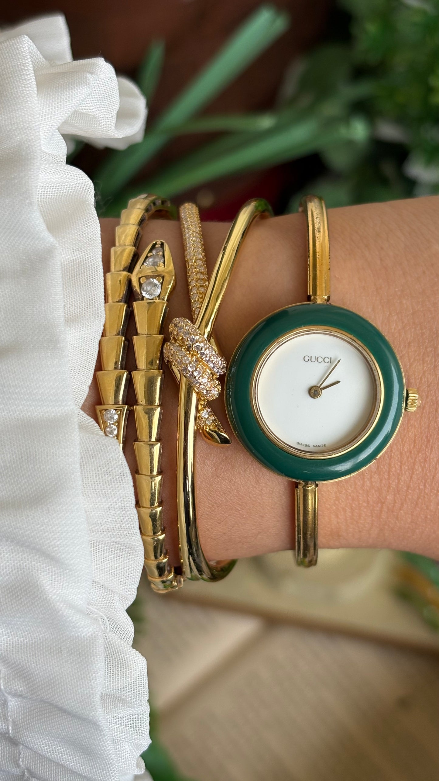 Vintage Gucci 1100L Interchangeable Bezel Set Bangle Watch in Gold Tone