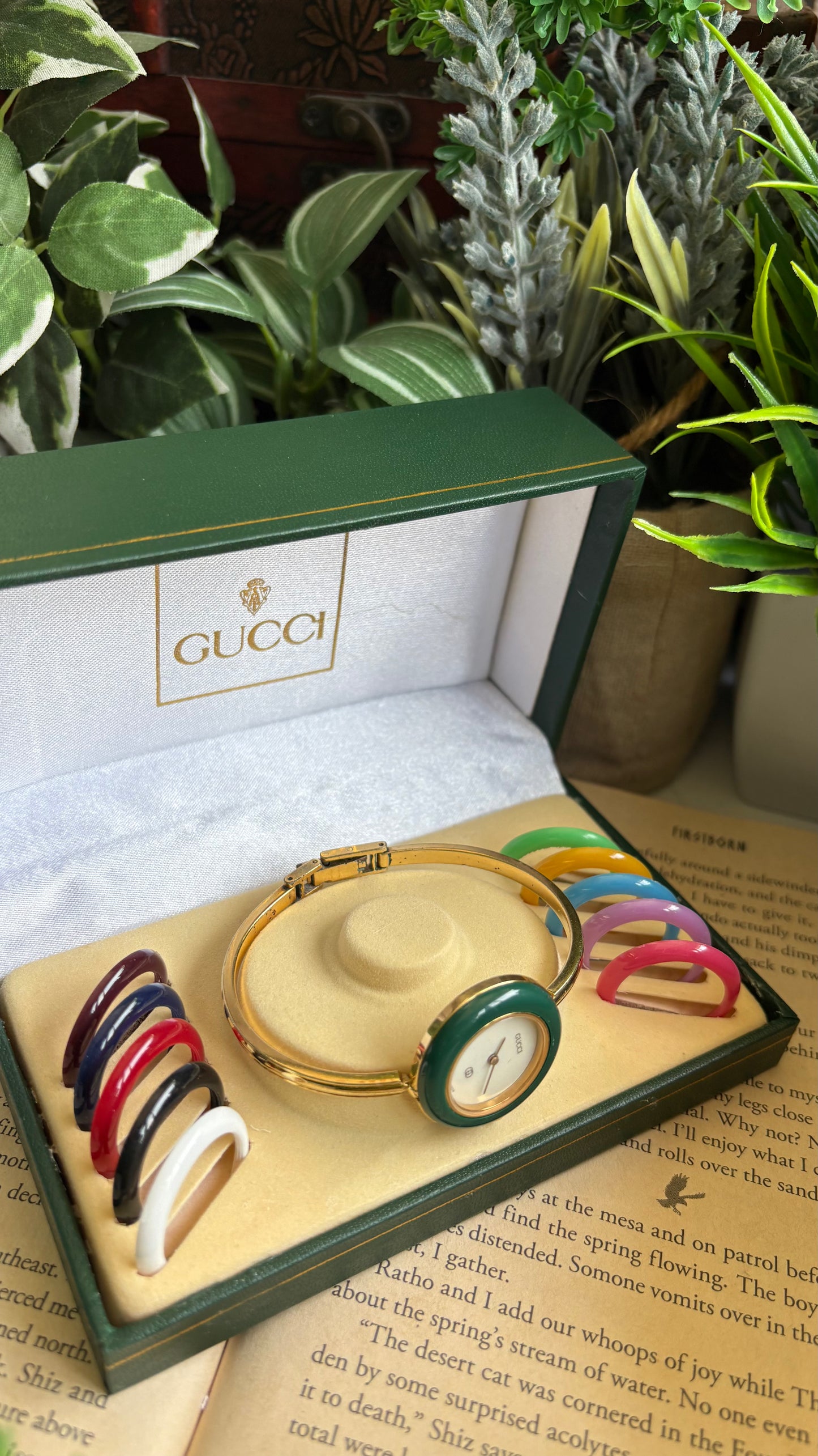 Vintage Gucci 1100L Interchangeable Bezel Set Bangle Watch in Gold Tone