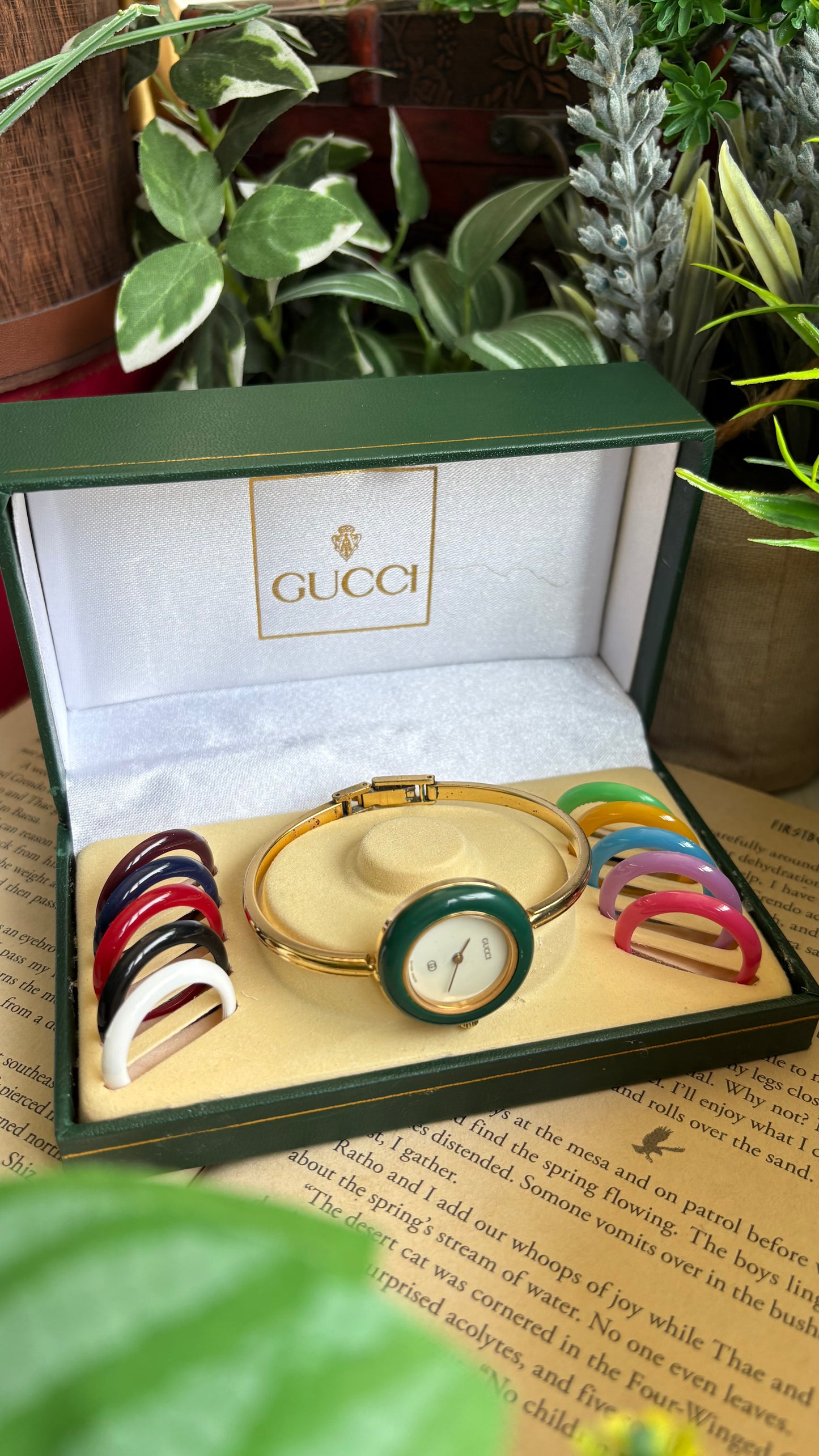 Vintage Gucci 1100L Interchangeable Bezel Set Bangle Watch in Gold Tone