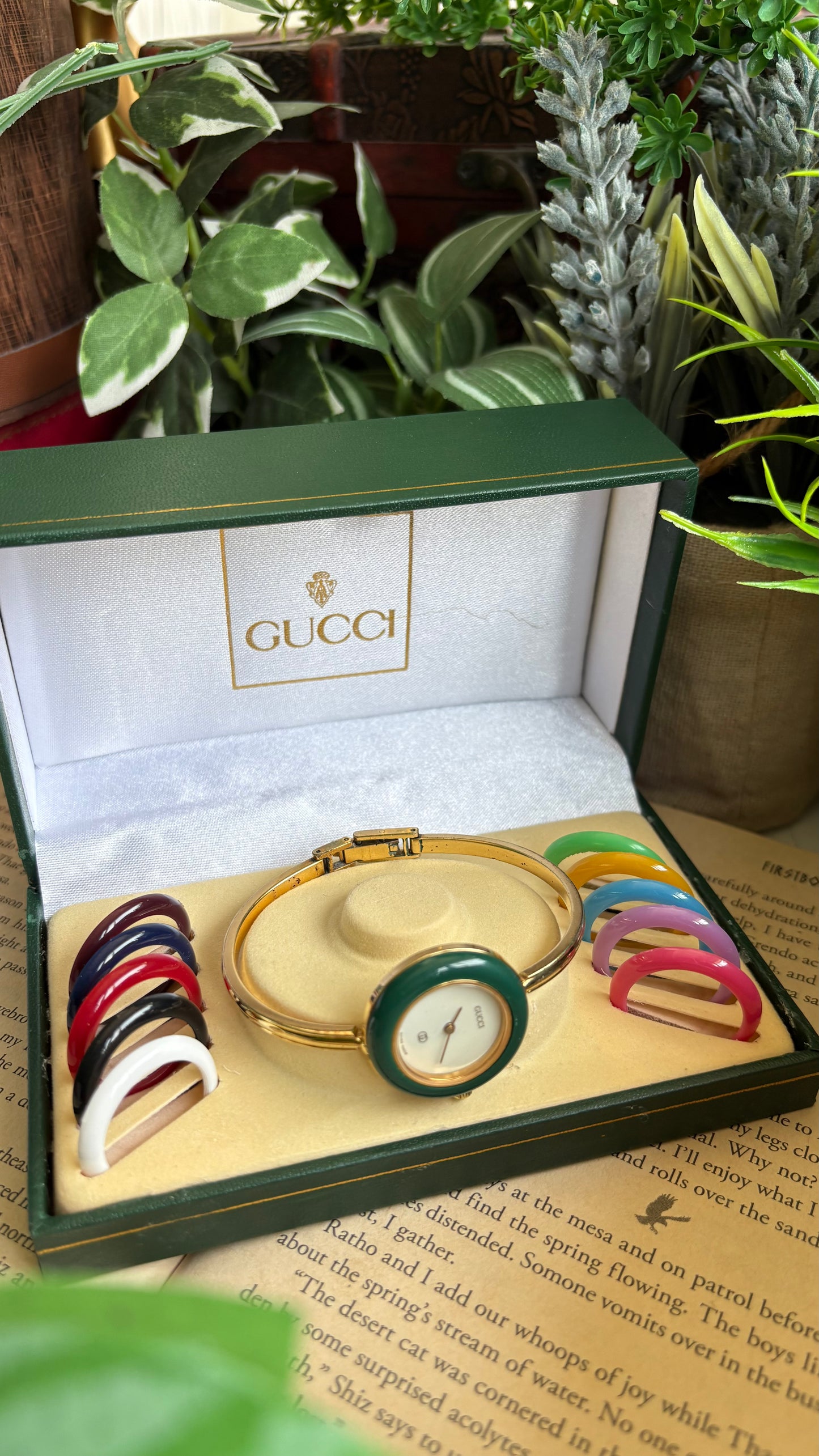 Vintage Gucci 1100L Interchangeable Bezel Set Bangle Watch in Gold Tone