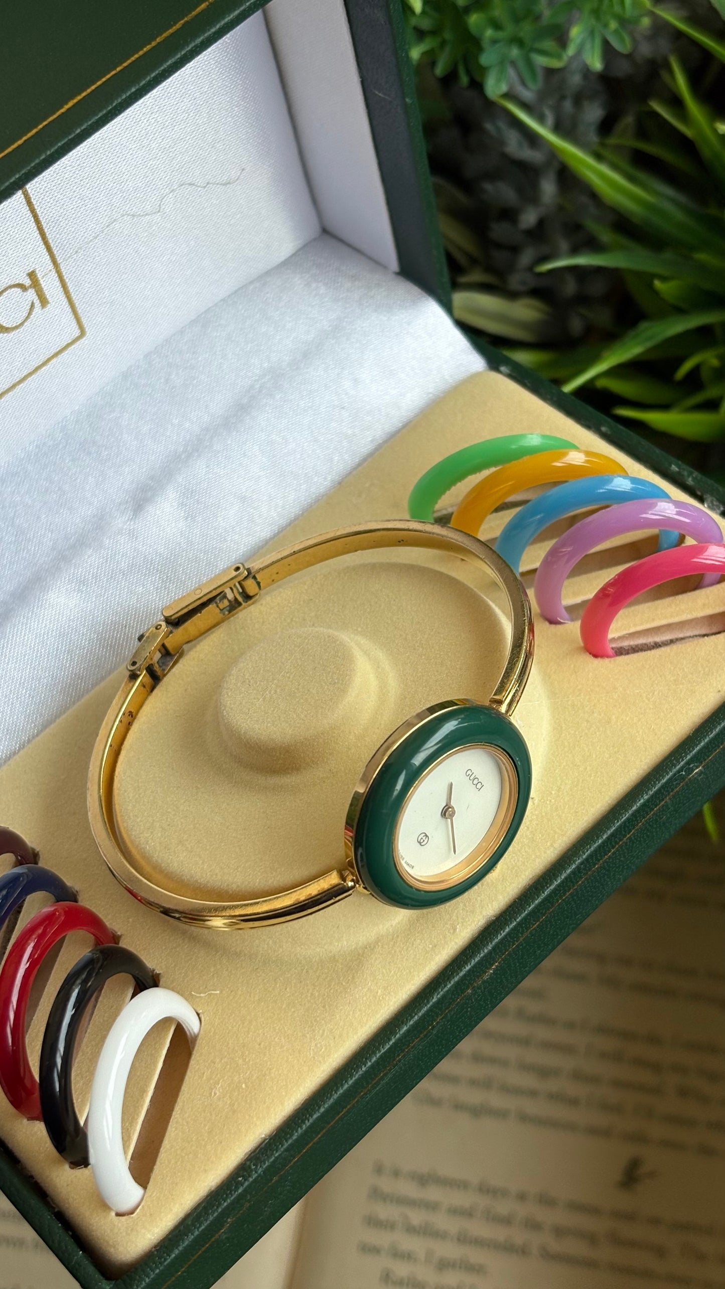 Vintage Gucci 1100L Interchangeable Bezel Set Bangle Watch in Gold Tone