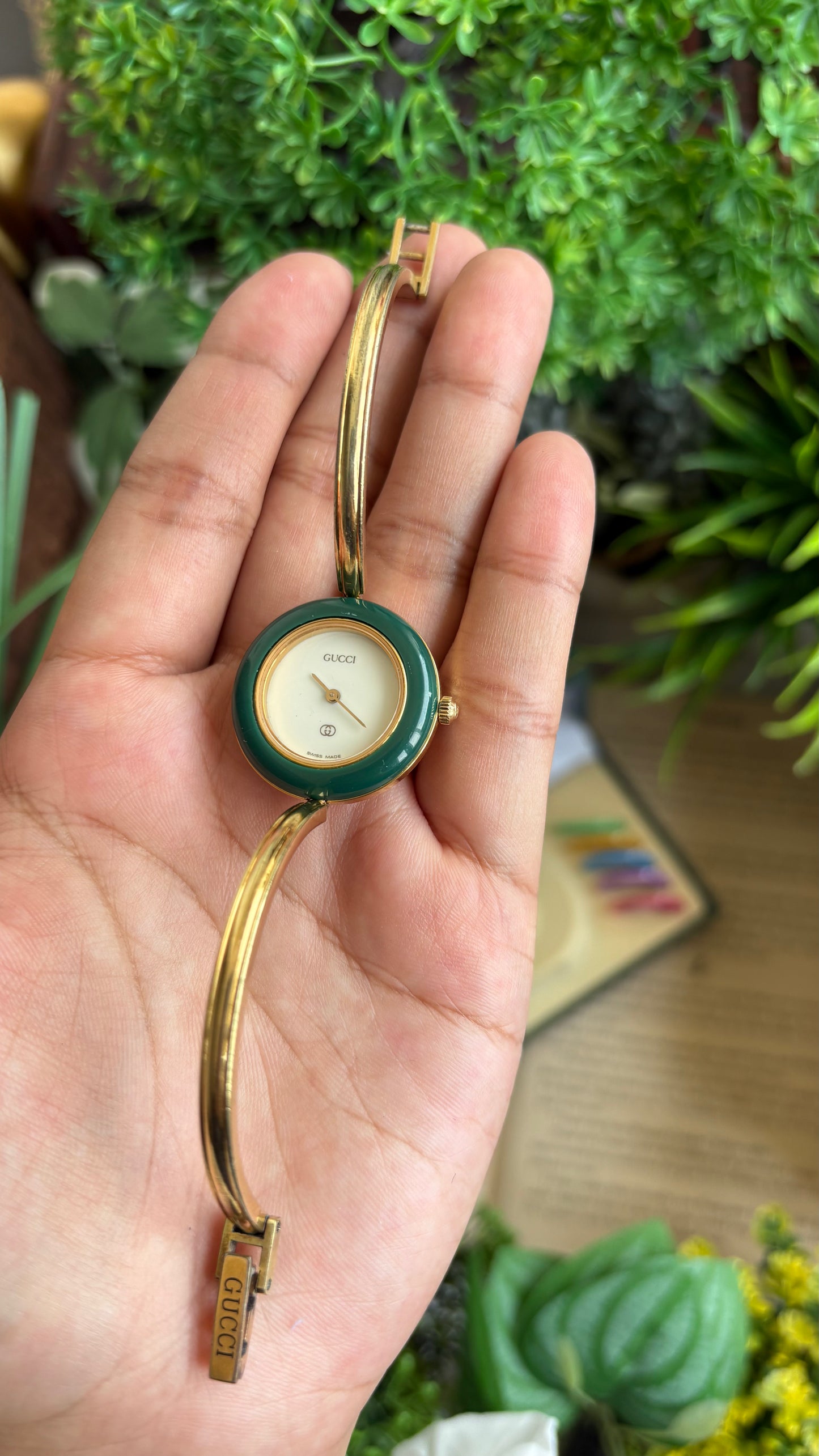 Vintage Gucci 1100L Interchangeable Bezel Set Bangle Watch in Gold Tone