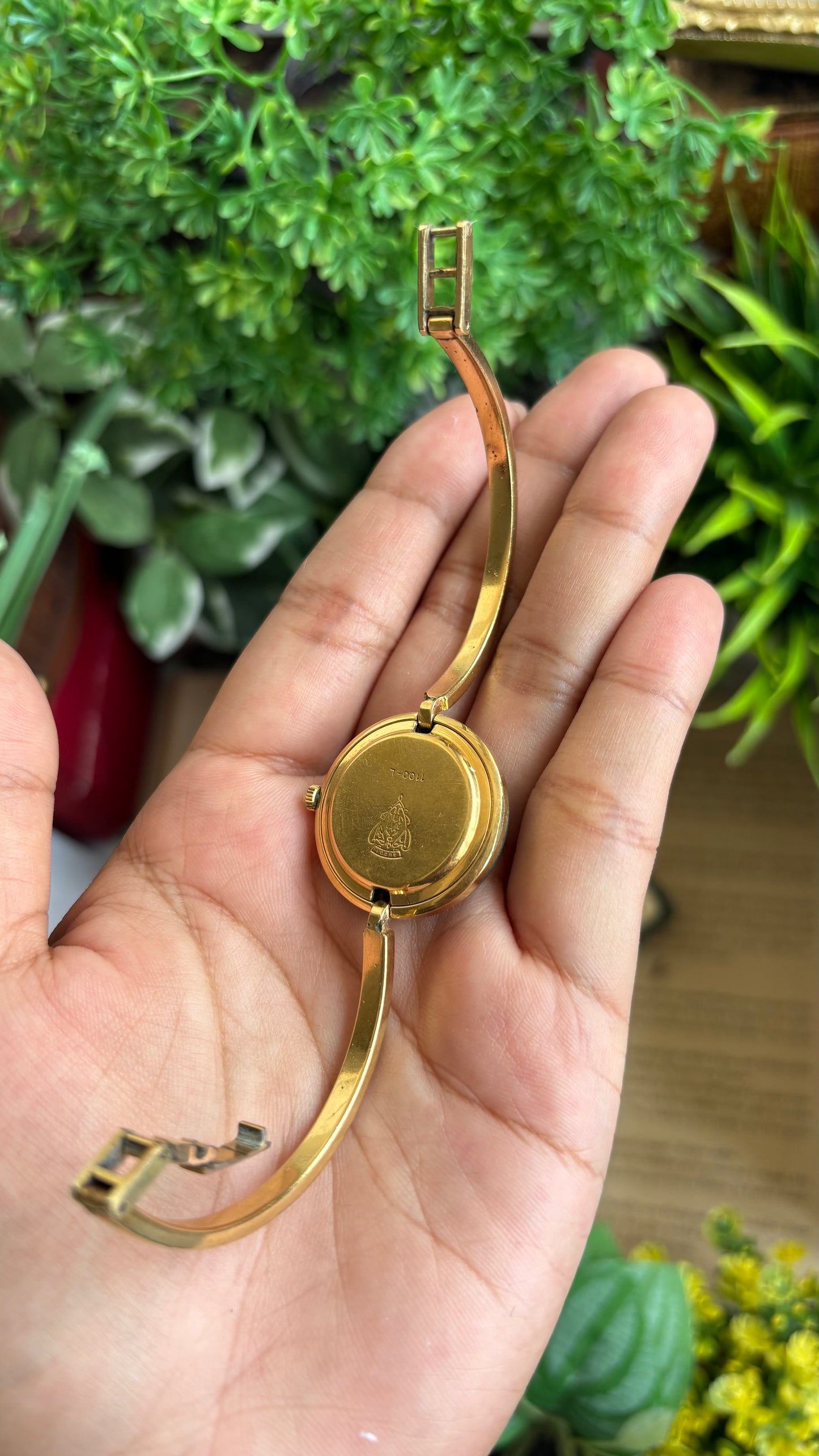 Vintage Gucci 1100L Interchangeable Bezel Set Bangle Watch in Gold Tone