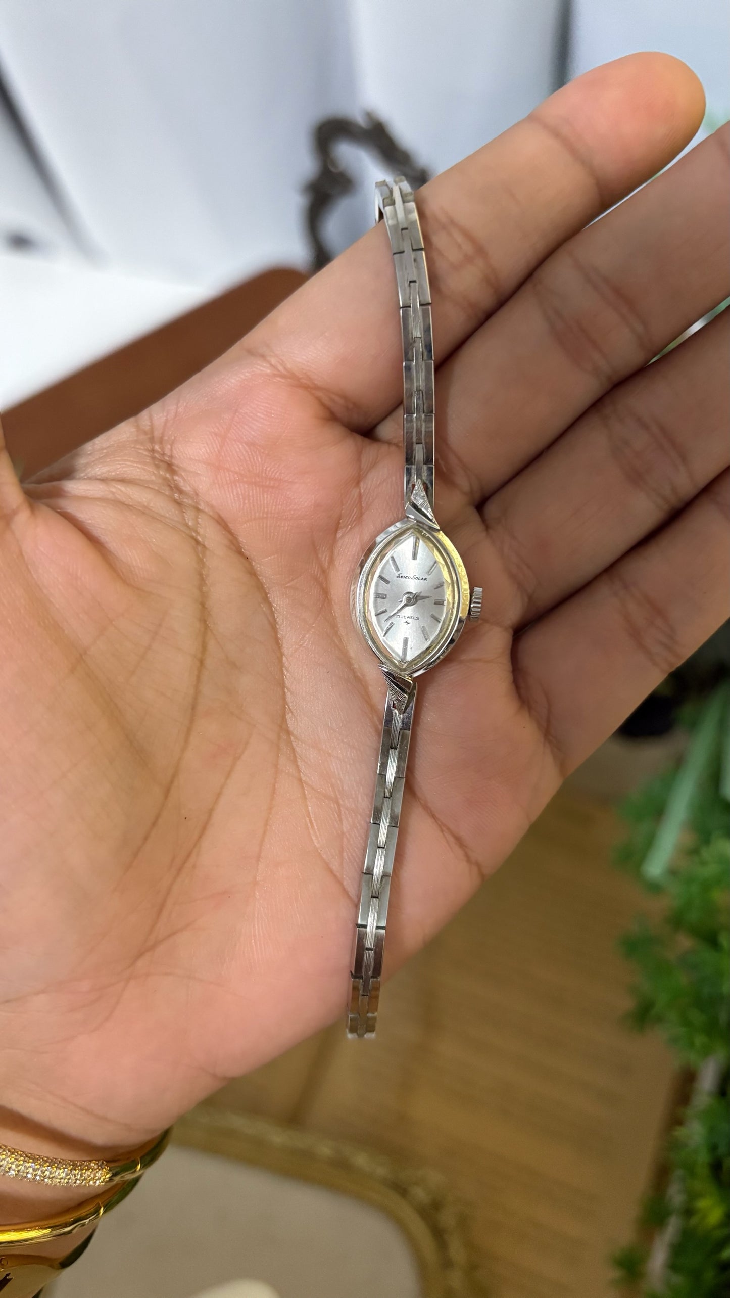 Rare Vintage Seiko Solar Manual Winding Elegant Watch in Silver Tone Quartz