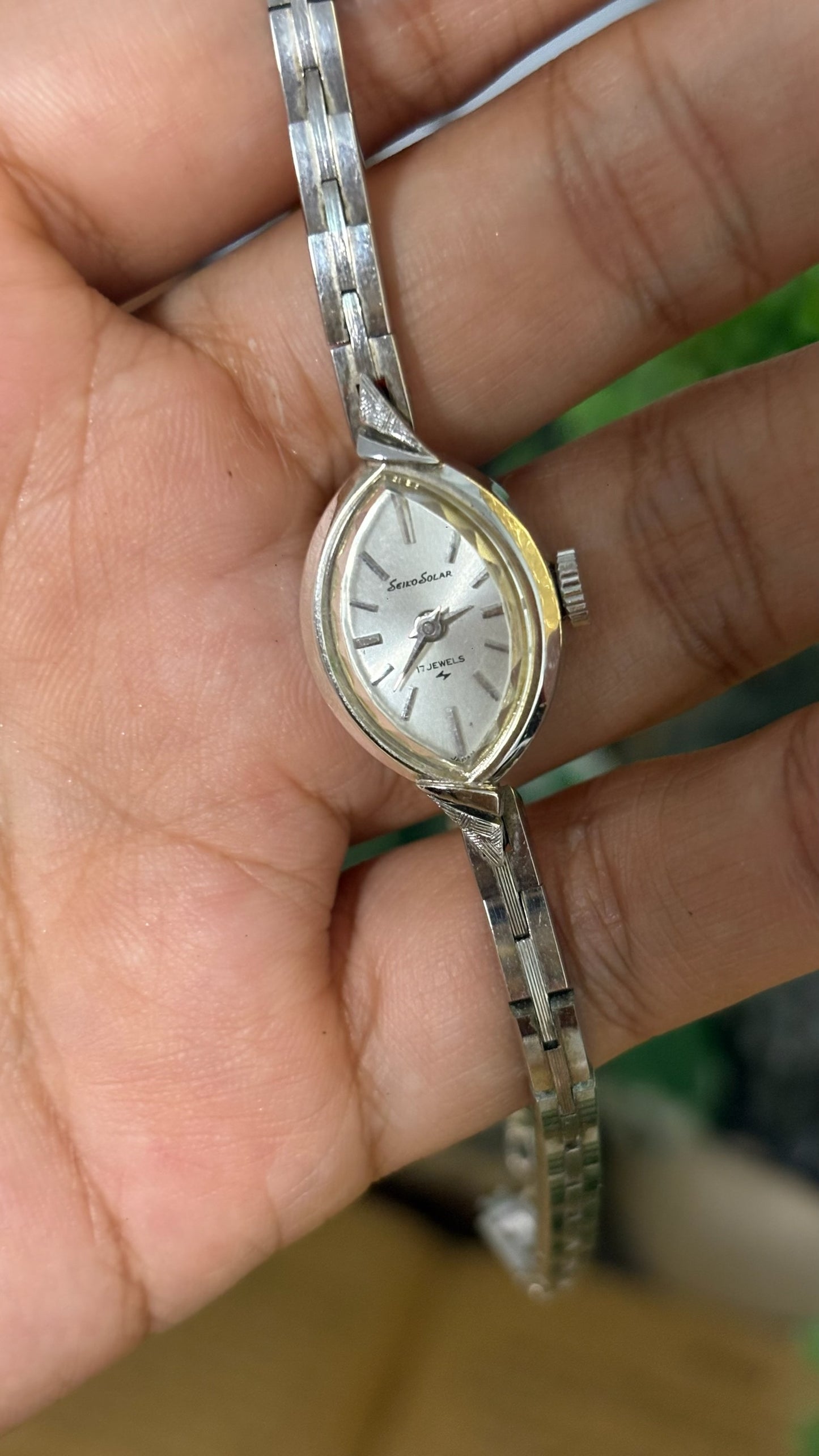 Rare Vintage Seiko Solar Manual Winding Elegant Watch in Silver Tone Quartz