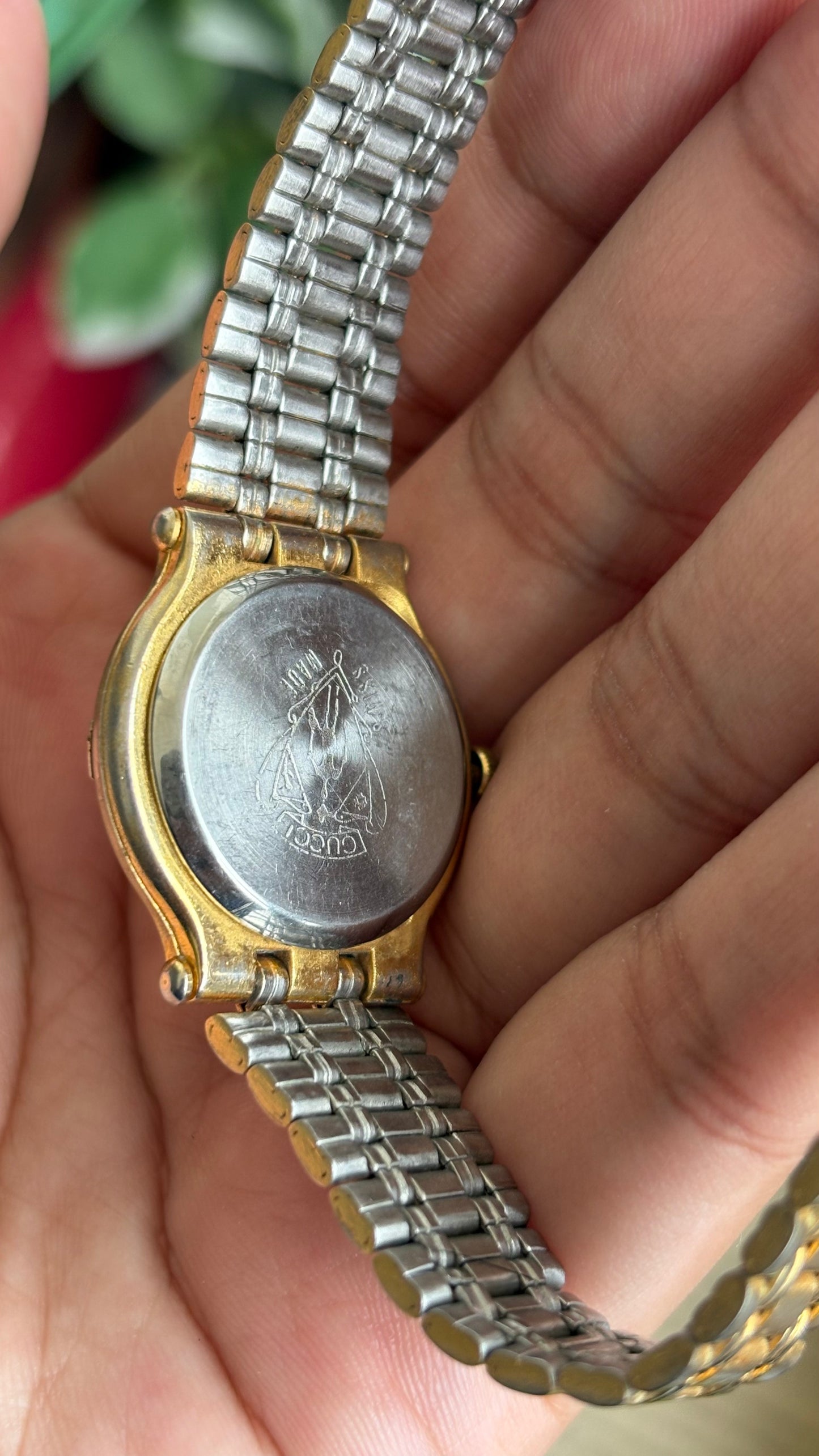 Vintage Gucci 9200L Swiss Watch in Gold Tone with Window Date