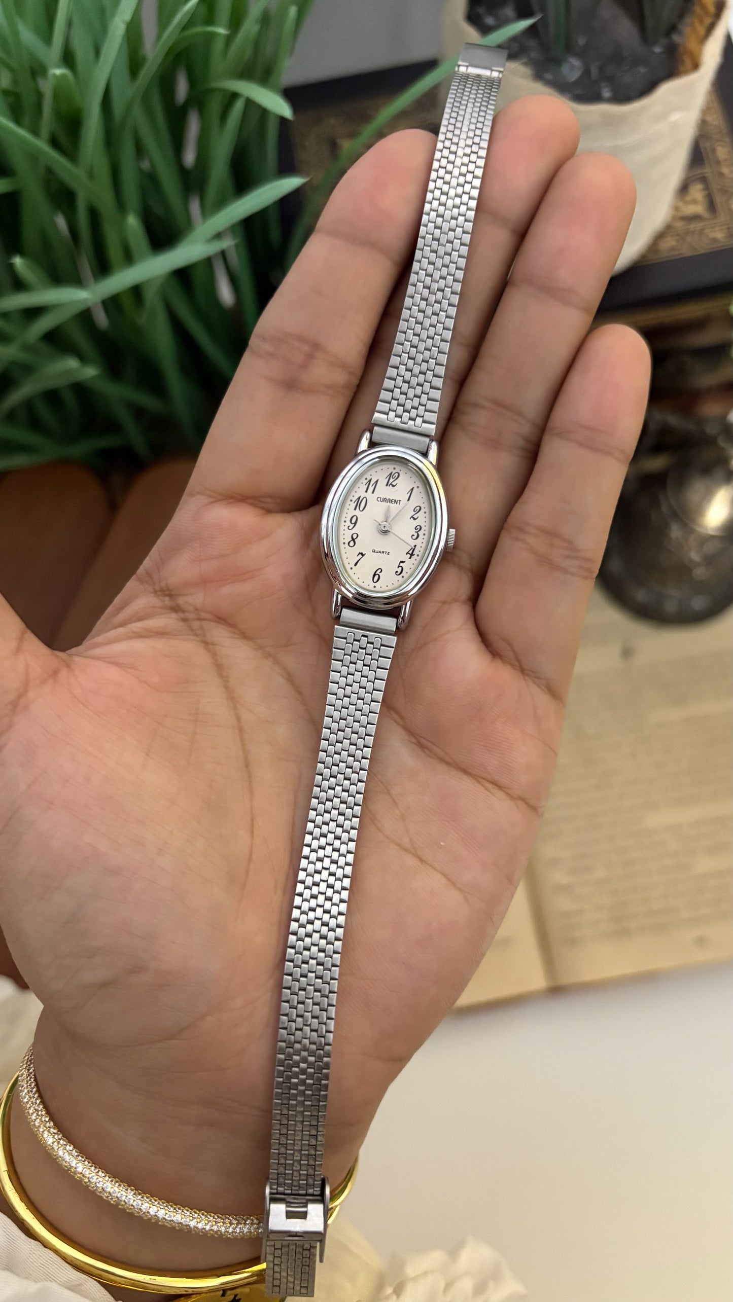 Vintage Current Oval Dial Classic Watch in Silver Tone Quartz