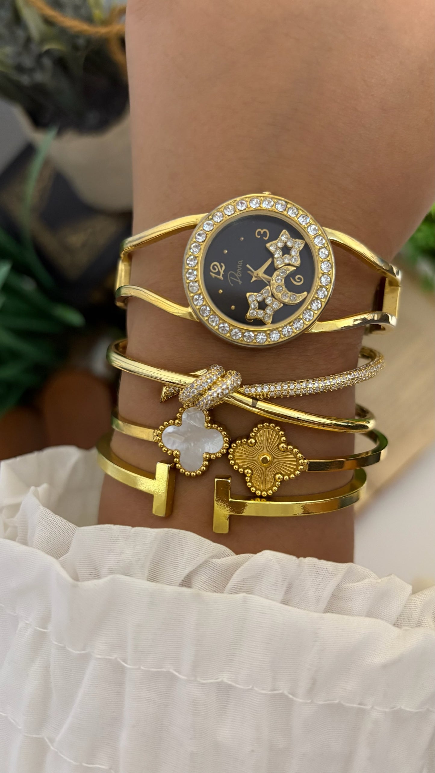 Vintage Donna Celestial Dancing Star and Moon Watch in Gold Tone Quartz