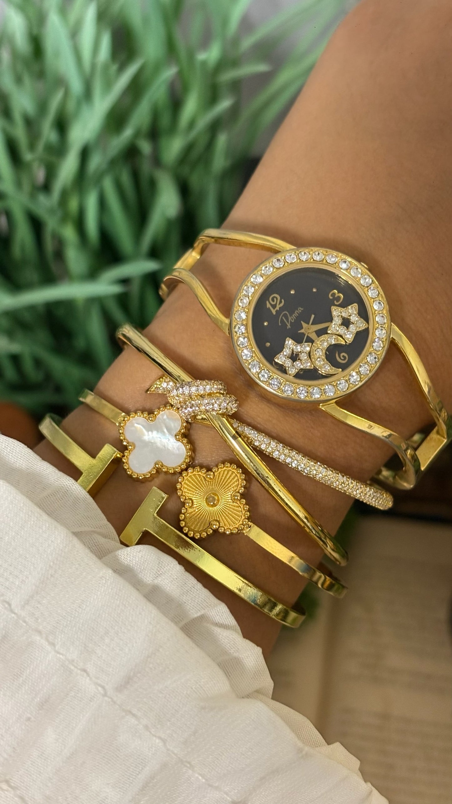 Vintage Donna Celestial Dancing Star and Moon Watch in Gold Tone Quartz