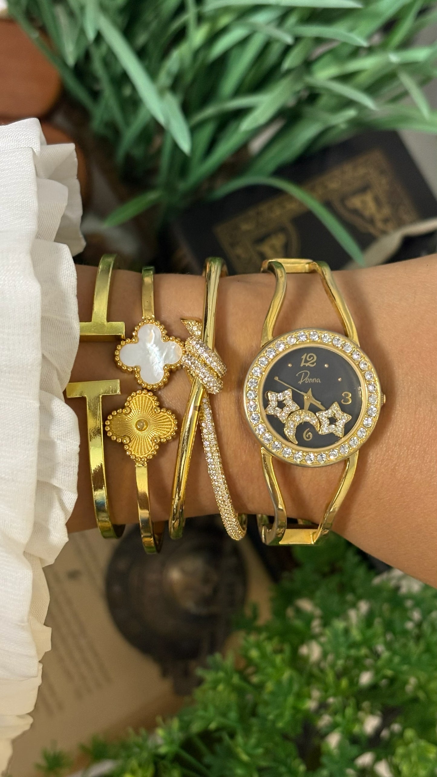 Vintage Donna Celestial Dancing Star and Moon Watch in Gold Tone Quartz