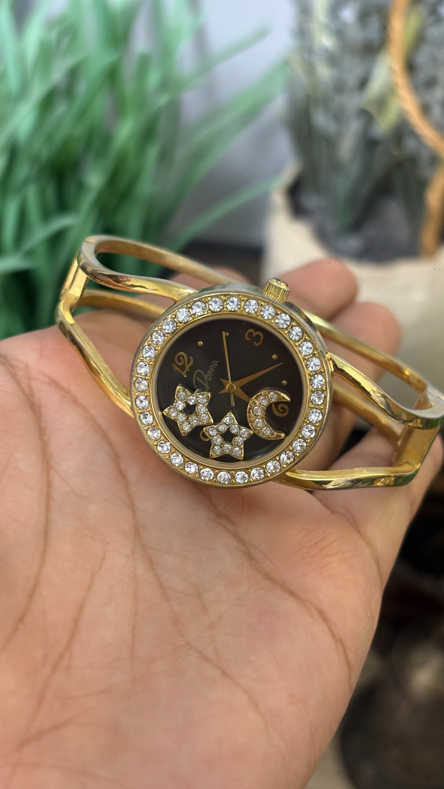 Vintage Donna Celestial Dancing Star and Moon Watch in Gold Tone Quartz