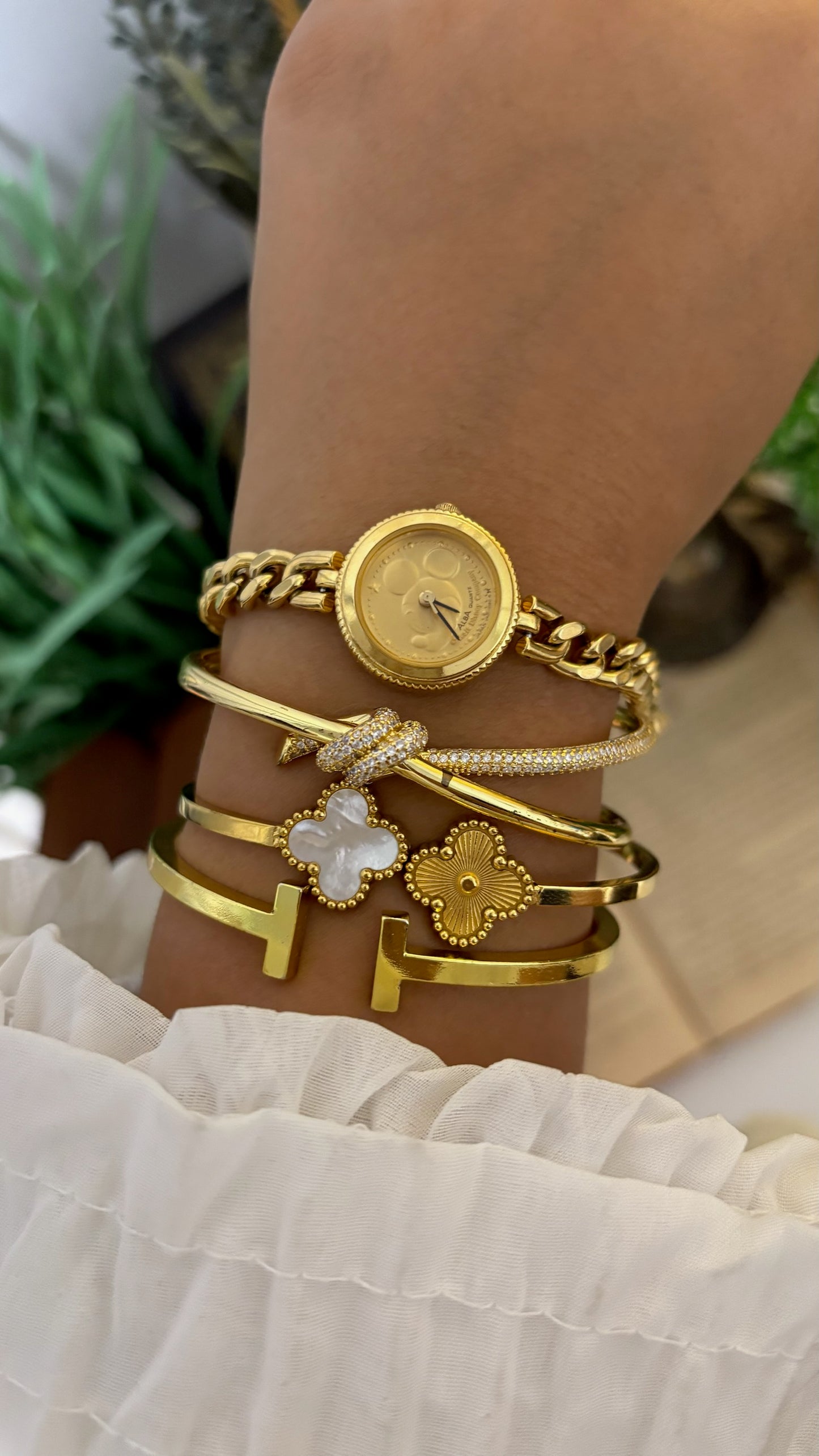 Vintage Alba Disney Mickey Mouse Round Watch with Curb Chain Bracelet in Gold Tone Quartz