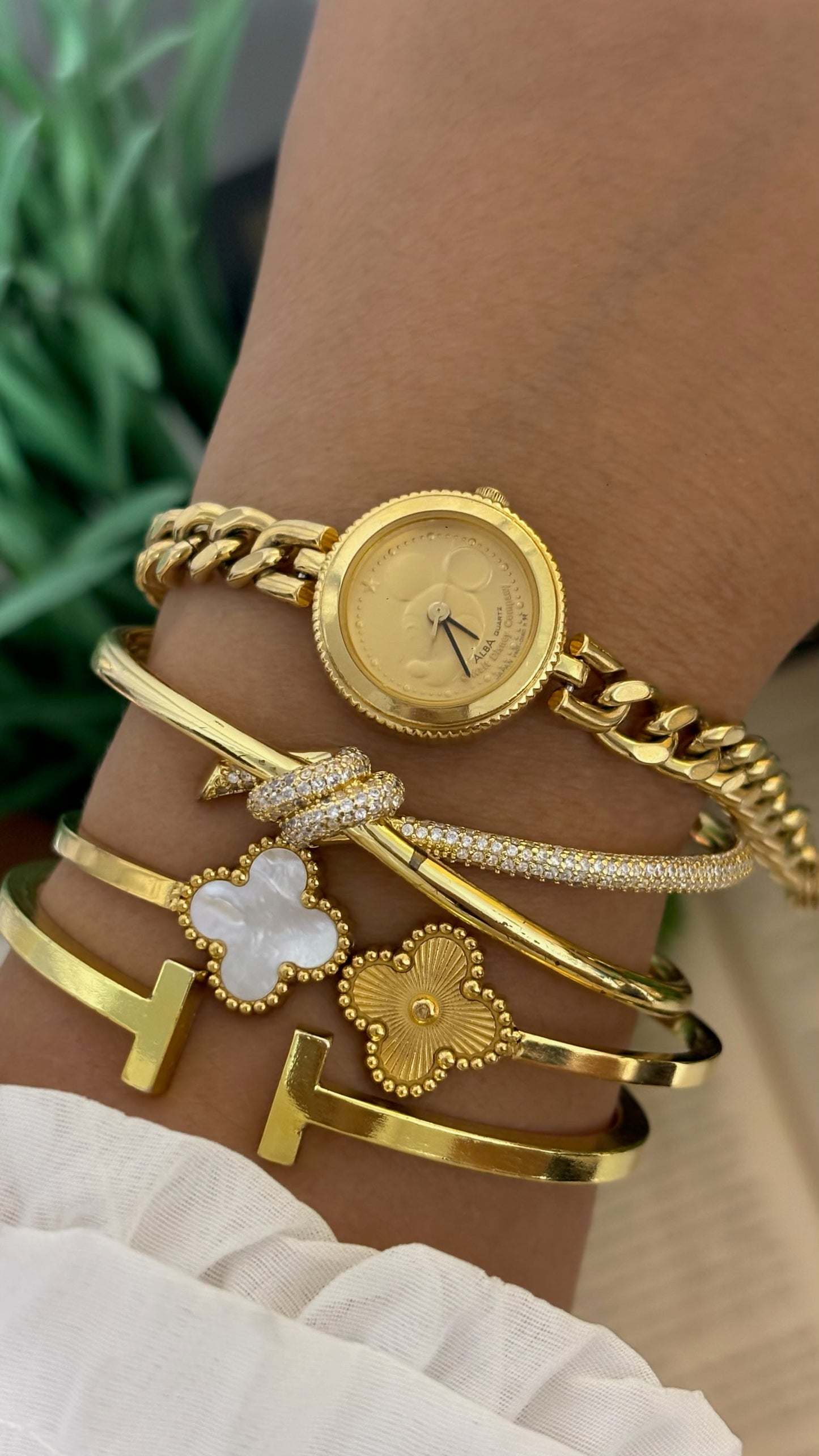 Vintage Alba Disney Mickey Mouse Round Watch with Curb Chain Bracelet in Gold Tone Quartz