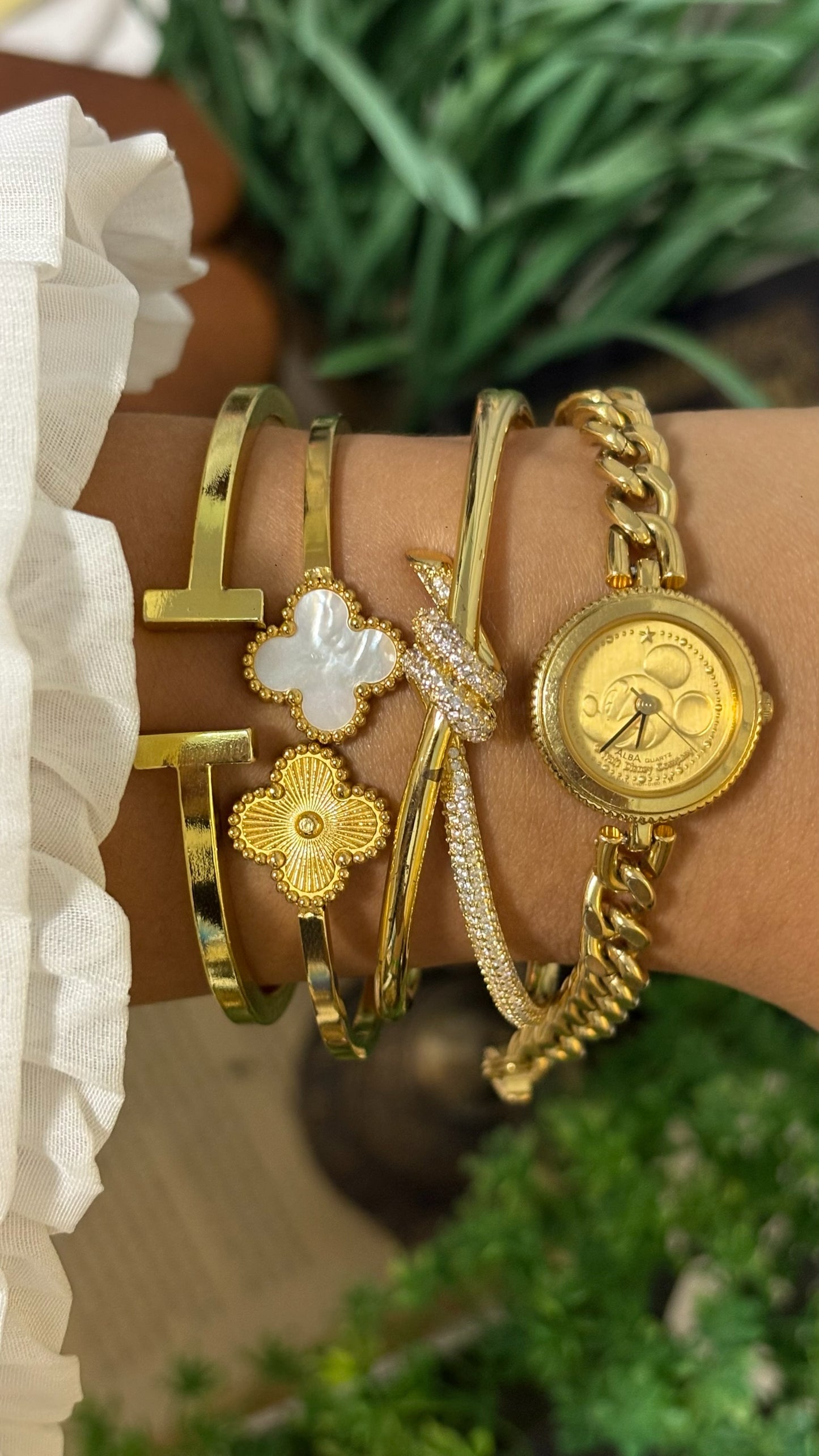 Vintage Alba Disney Mickey Mouse Round Watch with Curb Chain Bracelet in Gold Tone Quartz