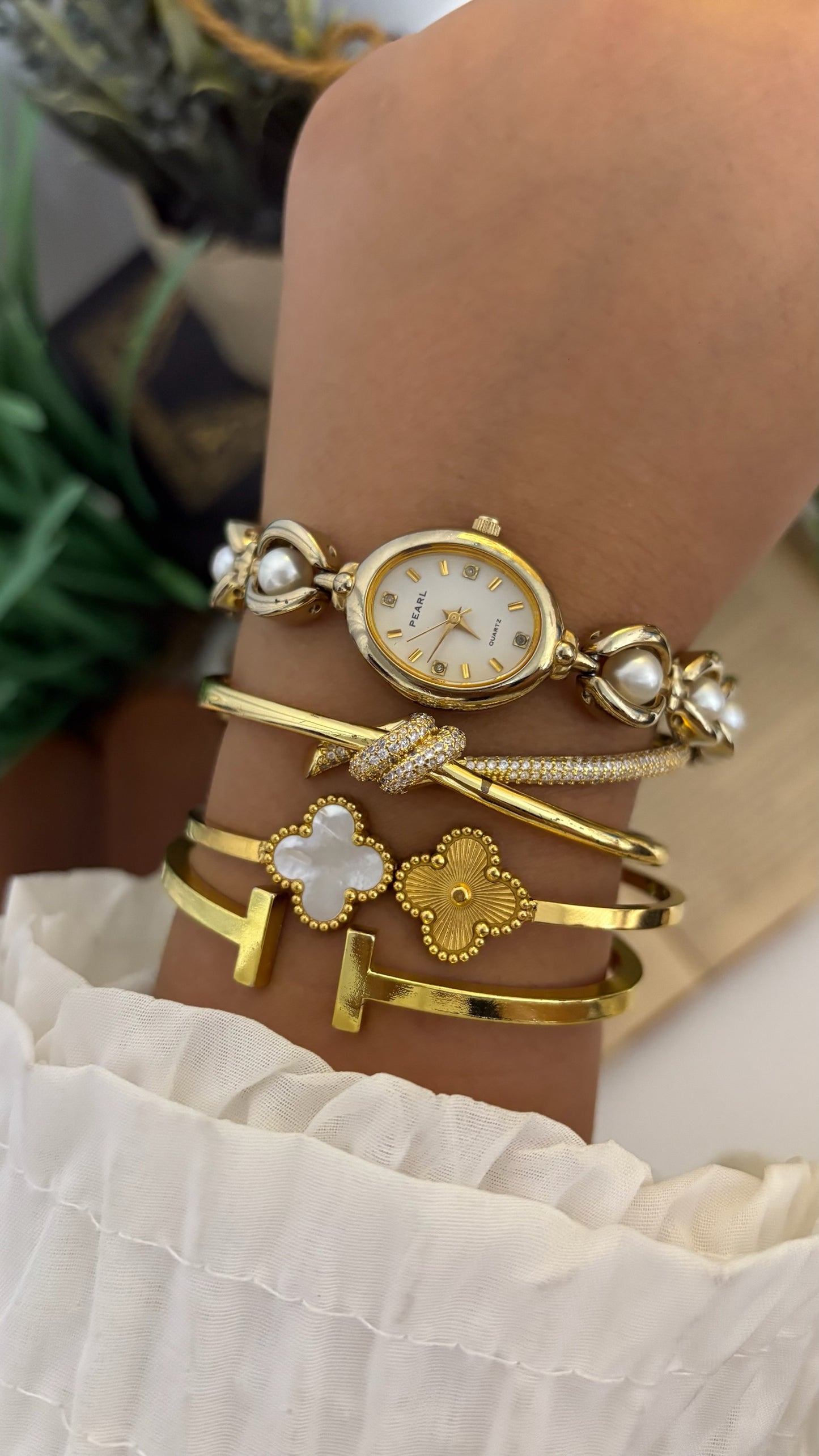 Vintage Pearl Oval Watch with Inset Pearl Faux-Link Bracelet in Gold Tone Quartz