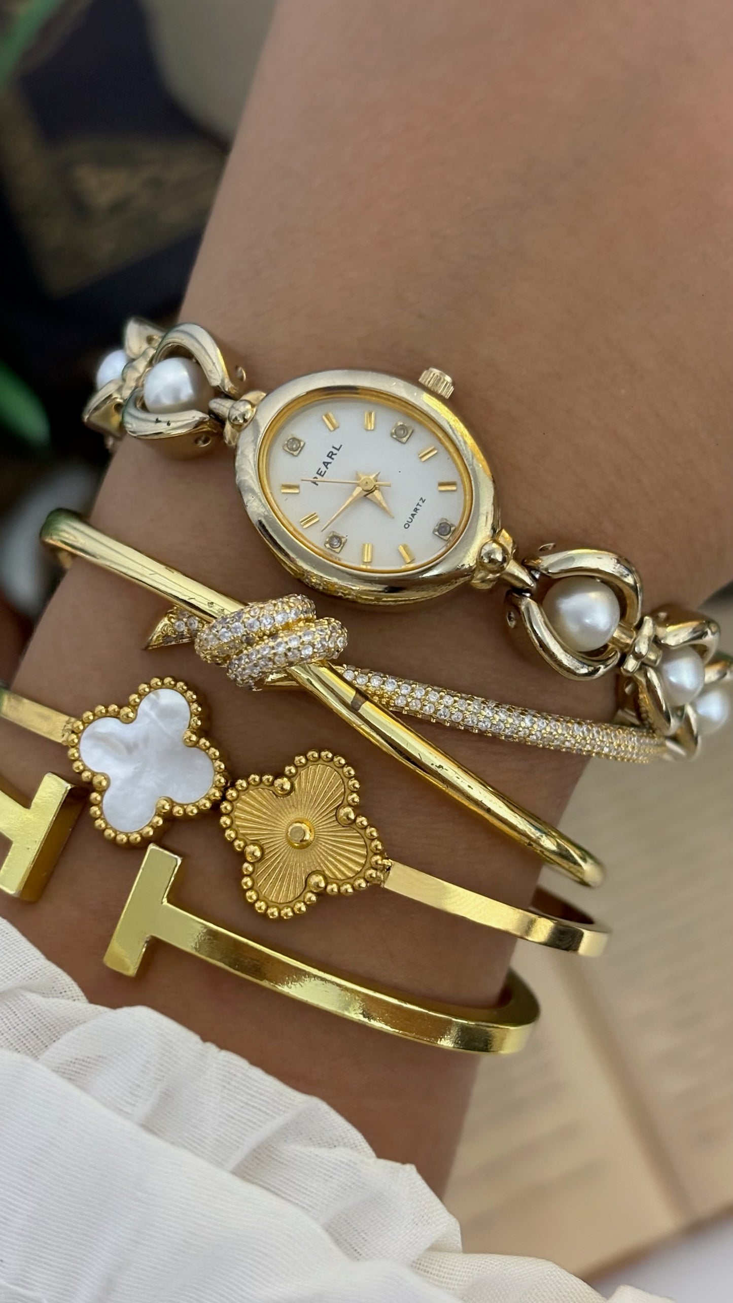 Vintage Pearl Oval Watch with Inset Pearl Faux-Link Bracelet in Gold Tone Quartz