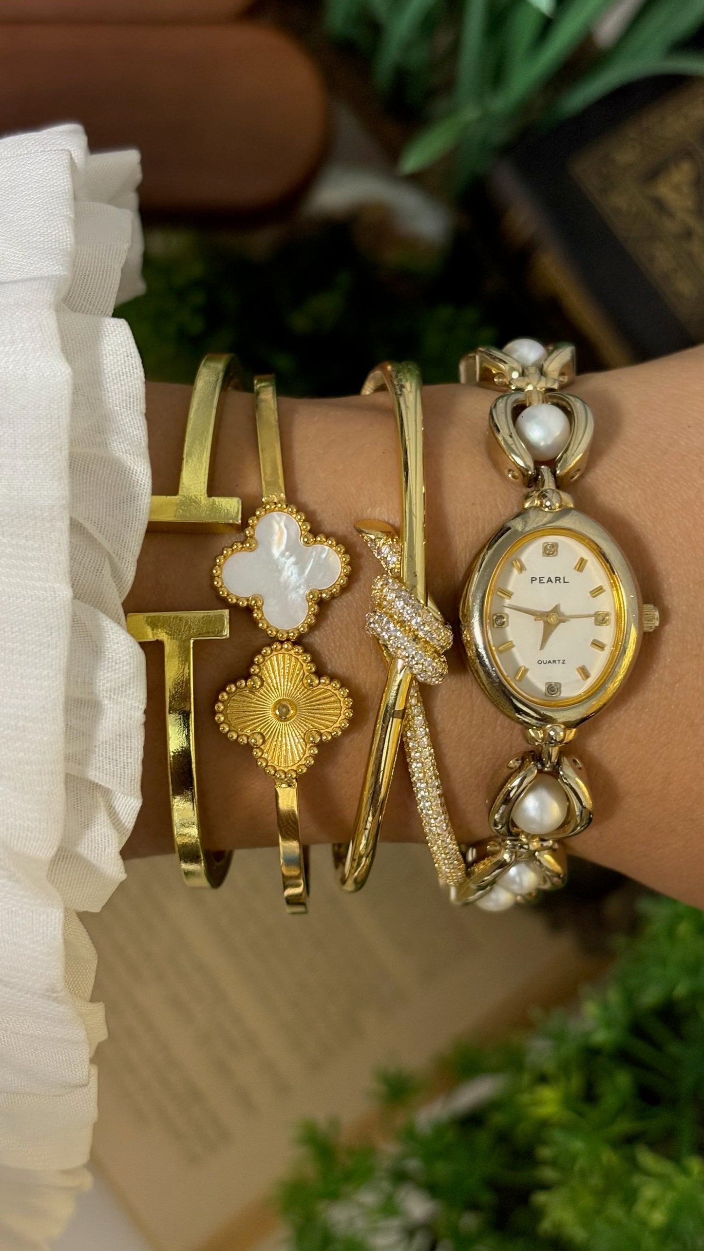 Vintage Pearl Oval Watch with Inset Pearl Faux-Link Bracelet in Gold Tone Quartz