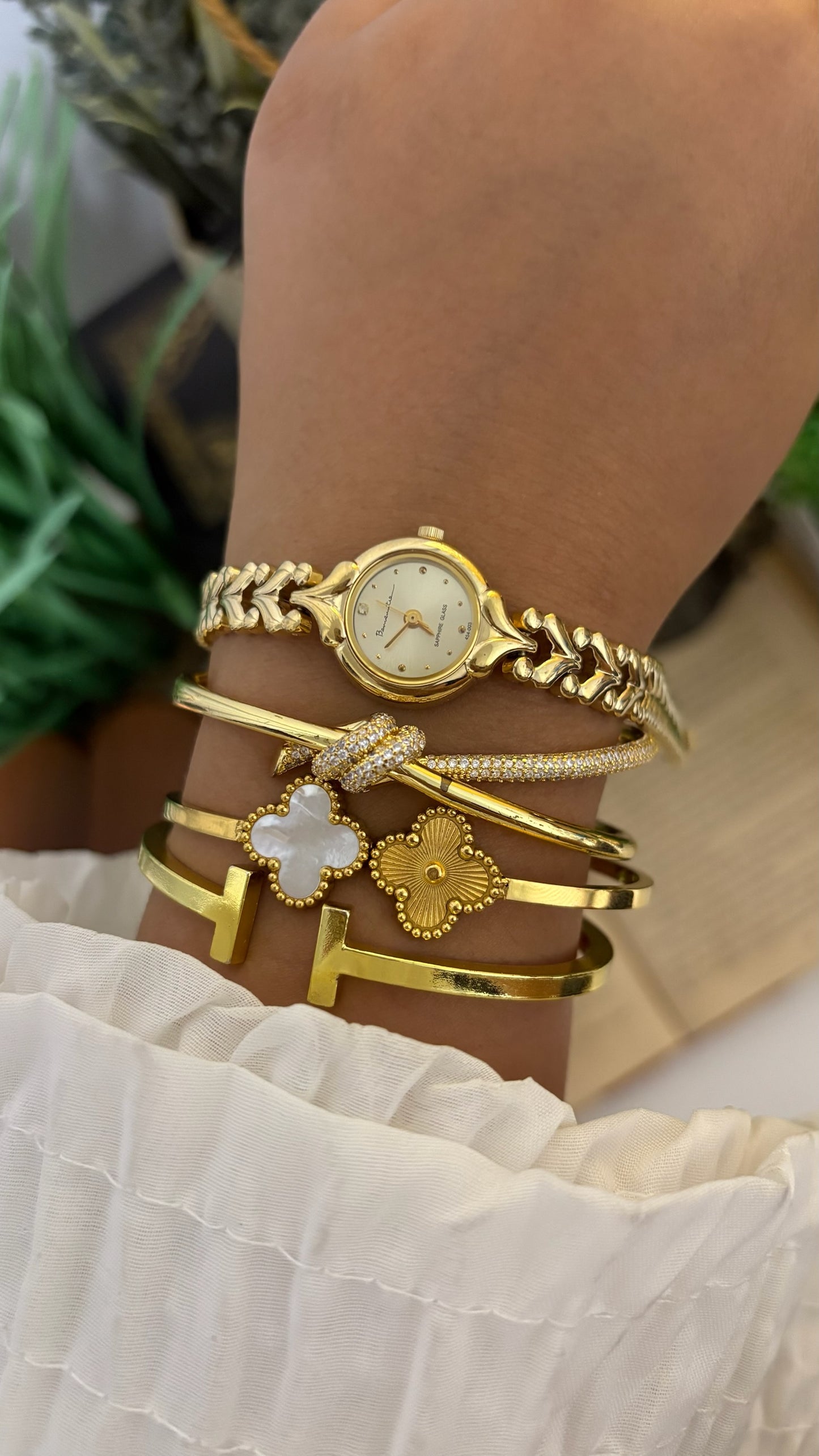 Vintage Benvenuto Round Sapphire Glass Dress Watch with Chevron Arrow Links in Gold Tone Quartz